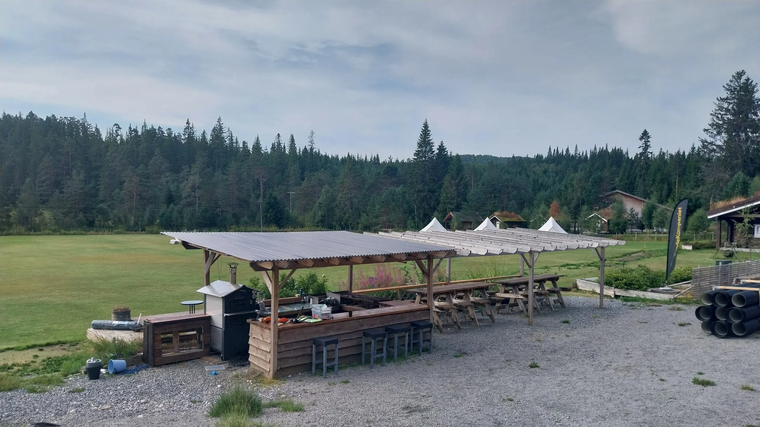 "happy bar and grill - uteområdet der vi spiser middager på sommercampene