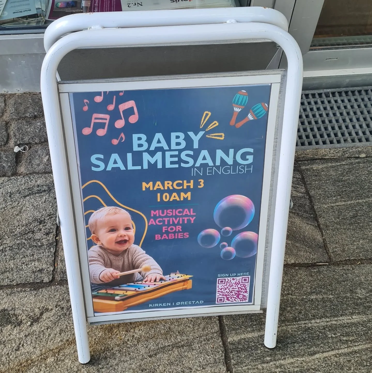 What a joy it was to launch a new series of #babysalmesanginenglish classes in &Oslash;restad this morning ☀️

Looking forward to all of our singing time together during the coming weeks at @kirkenioerestad 🎶 🪇

#babysalmesang 
#babymusic 
#expatsi