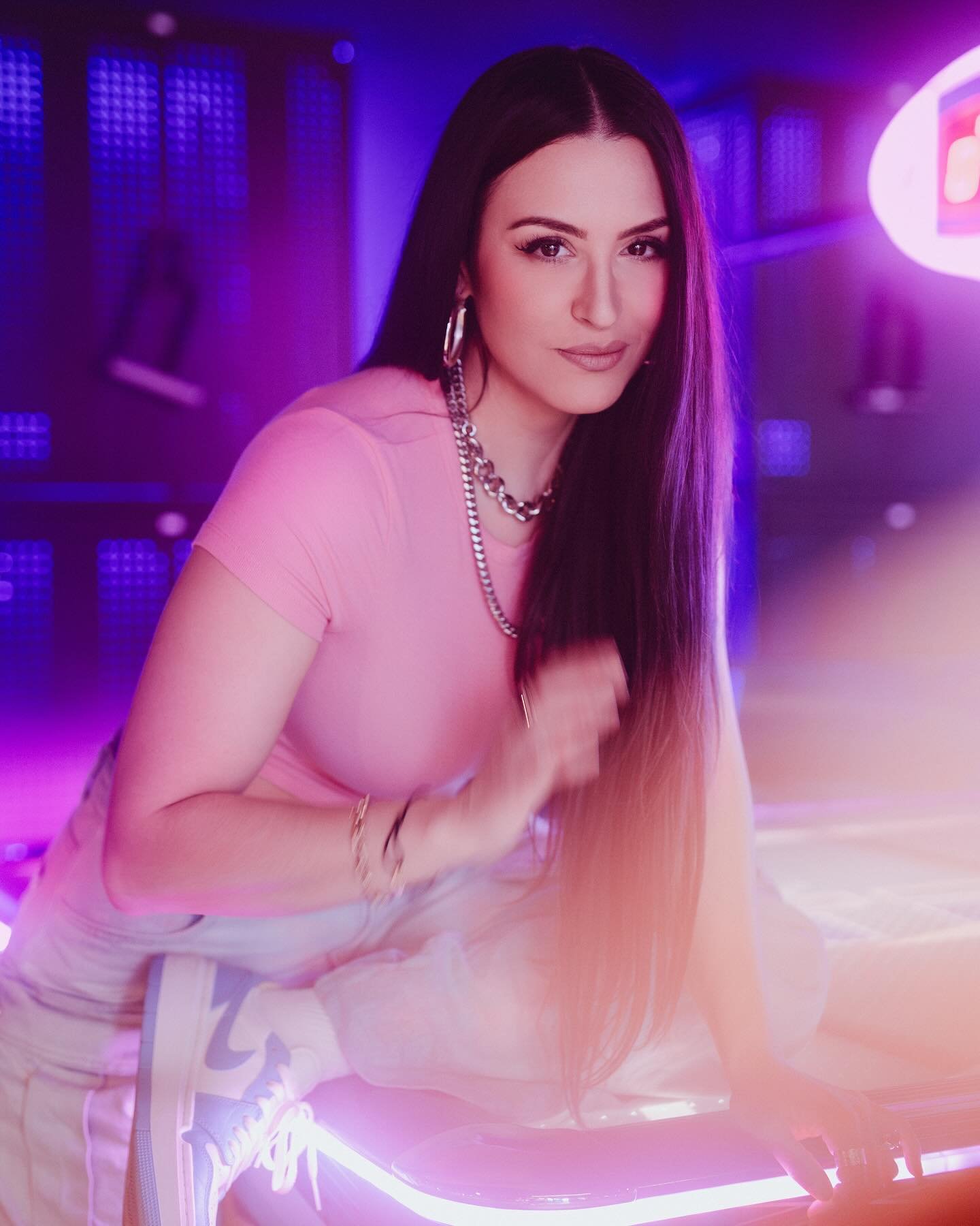 Arcade Shooting w/ @arleenofficiel 📸👾
Je te laisse deviner ce que j&rsquo;ai utilis&eacute; pour faire le d&eacute;grad&eacute; orange devant mon objectif 🤫
.
.
. 
#shooting #photographe06 #canon #canonfrance #arcadegames #aov #portraitphotography