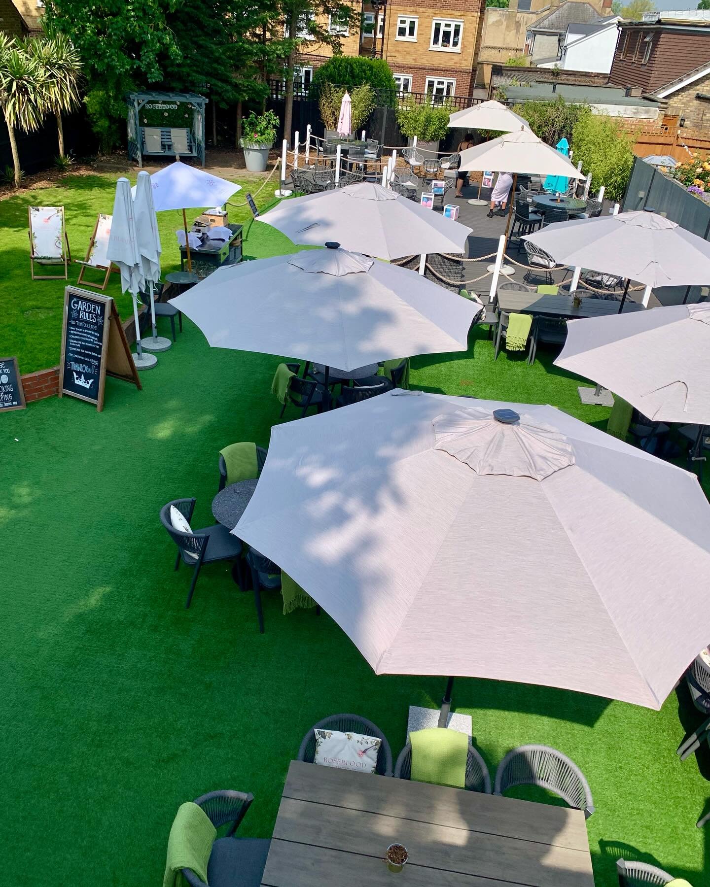 Too sunny for dining Al fresco? We got you - literally - covered!
Our new umbrellas are all up! 
☀️ come and join us on this lovely sunny day ☀️ 
#summervibes #twickenham #hamptom #pubsofinstagram #pubsoflondon #dinealfresco #teddington #beergarden #