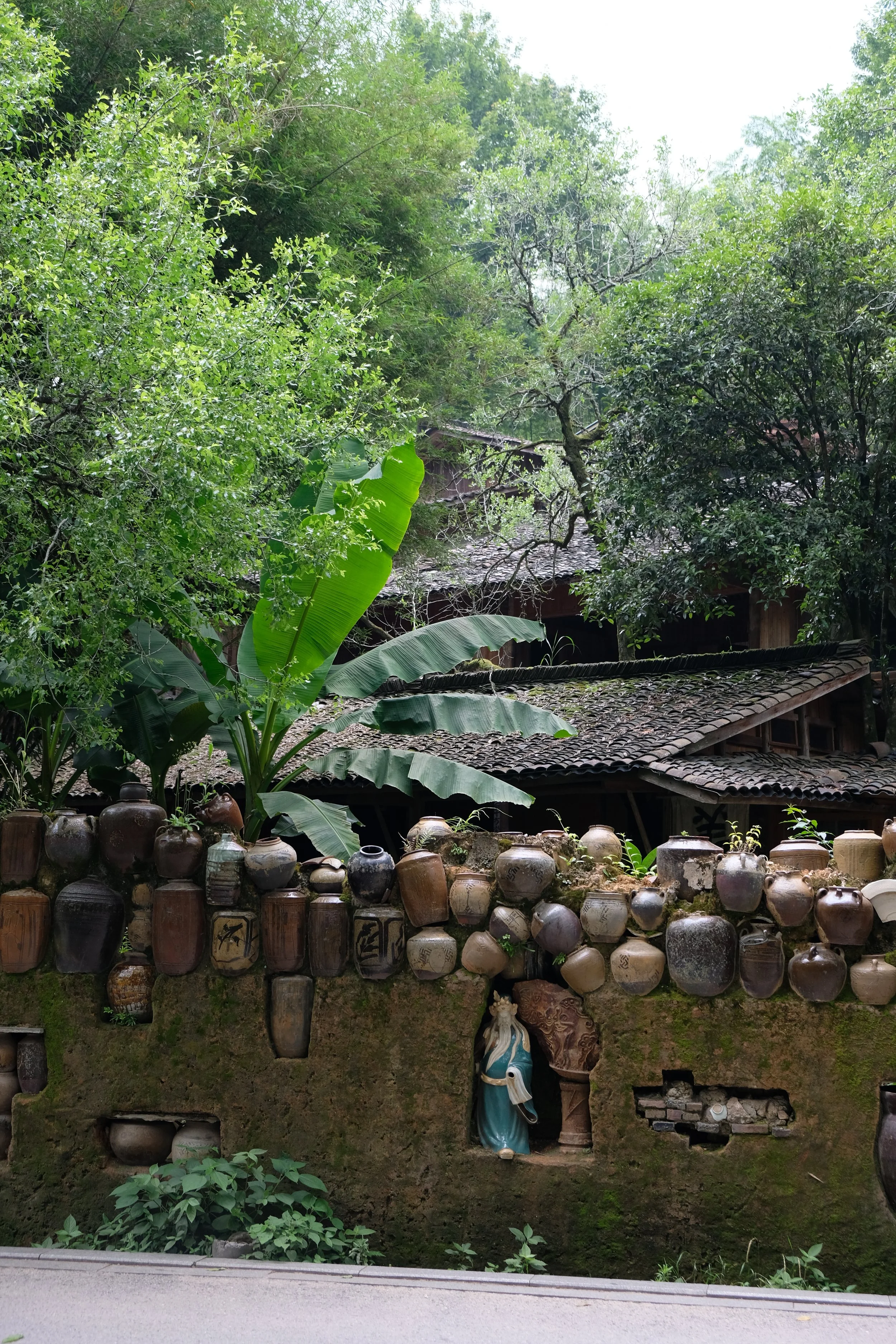 A wall made of pots in Sanbao