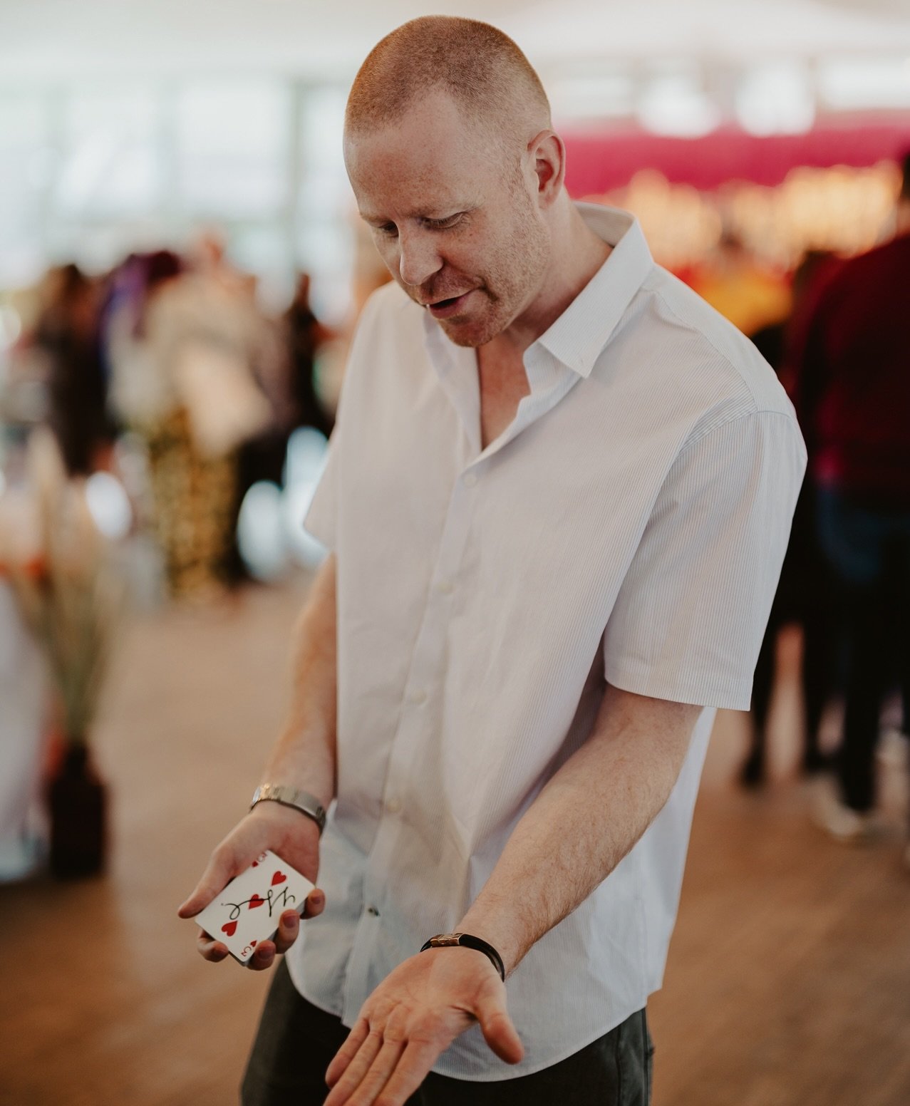card-magic-at-wedding.jpg