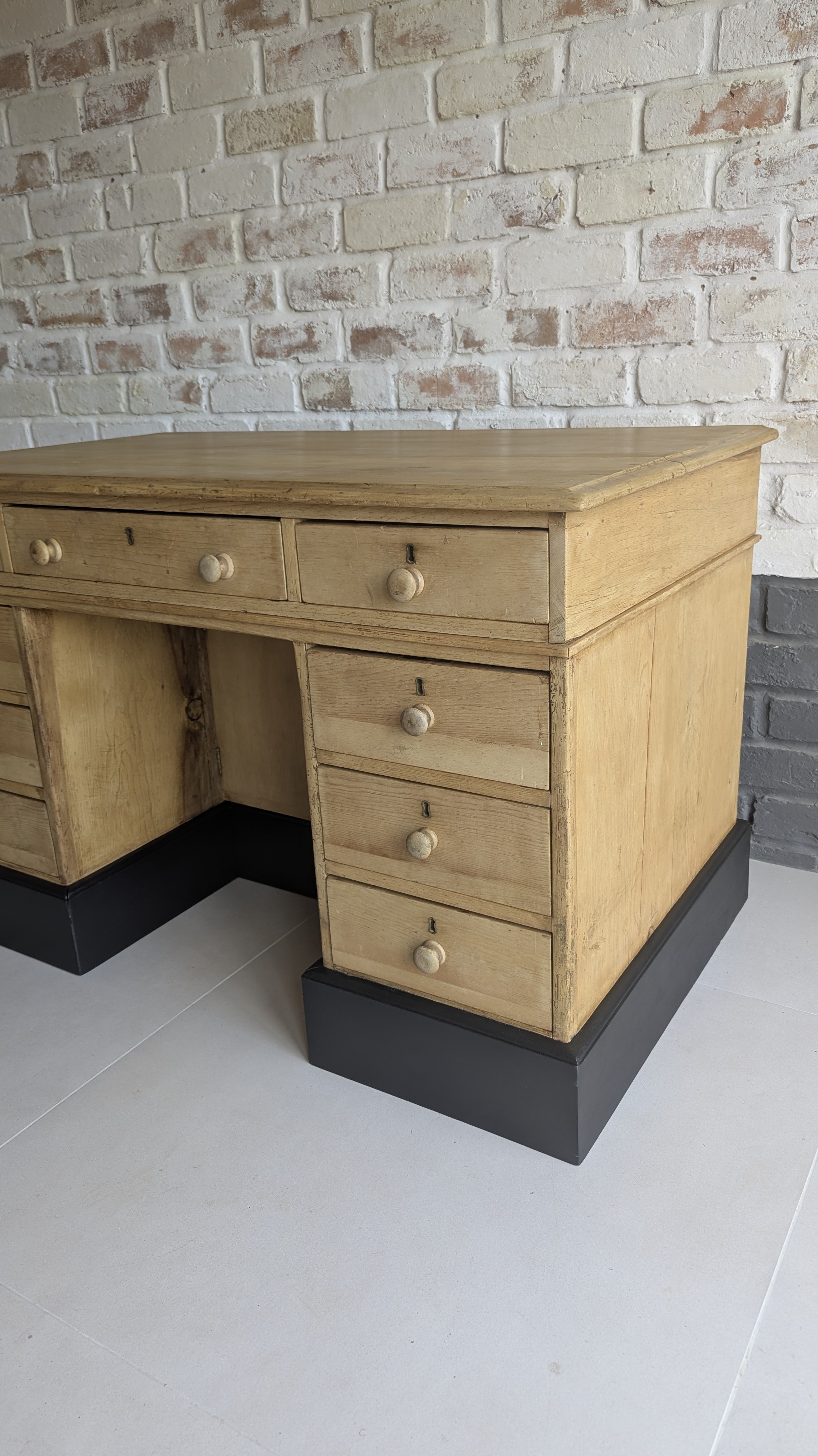 pinedesk10.jpg