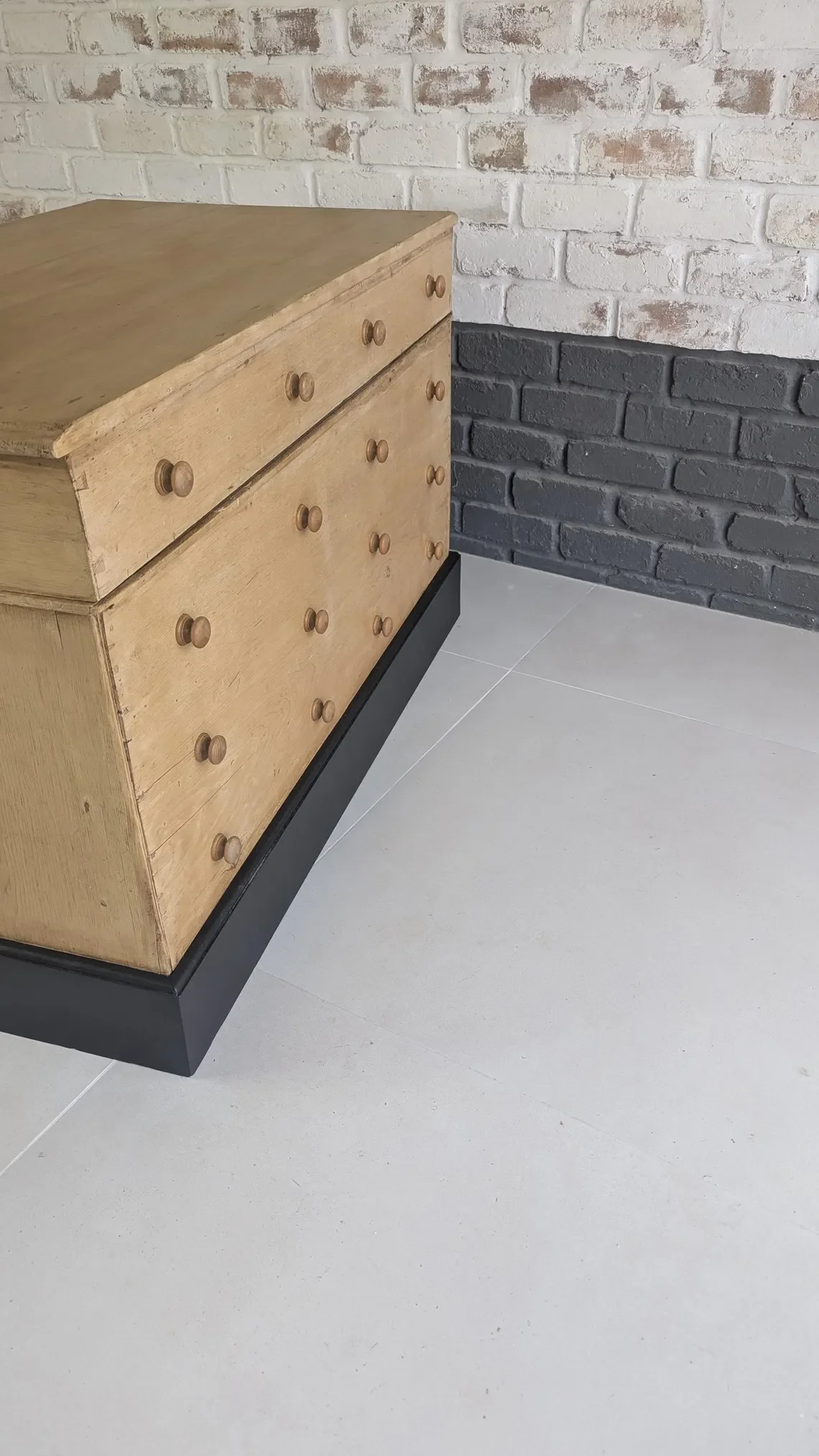 pinedesk16.webp