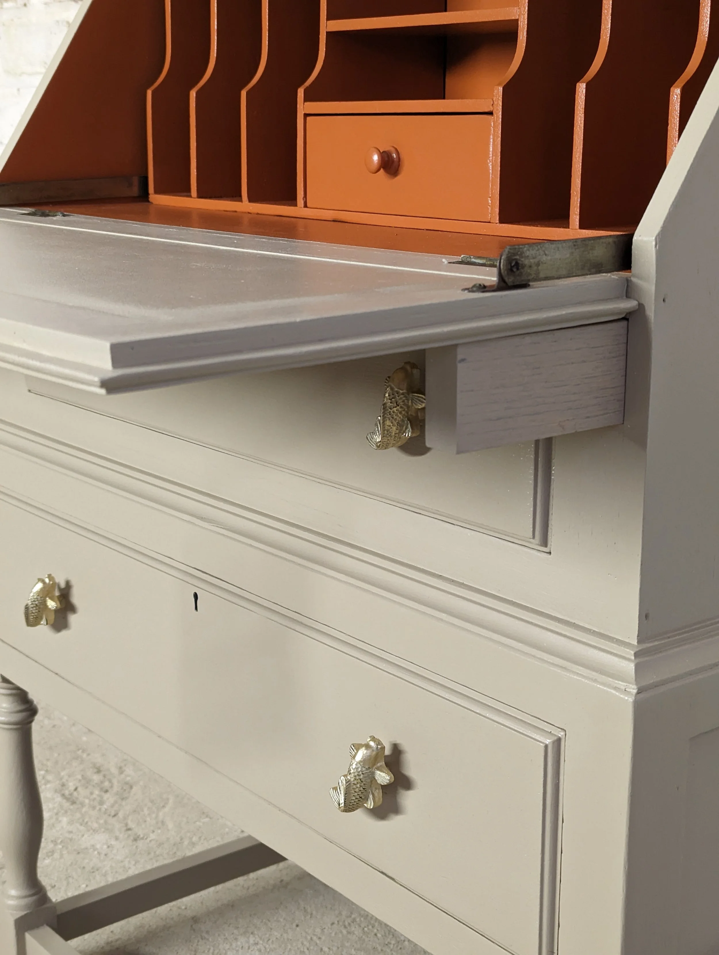 bureau helen keable.jpg