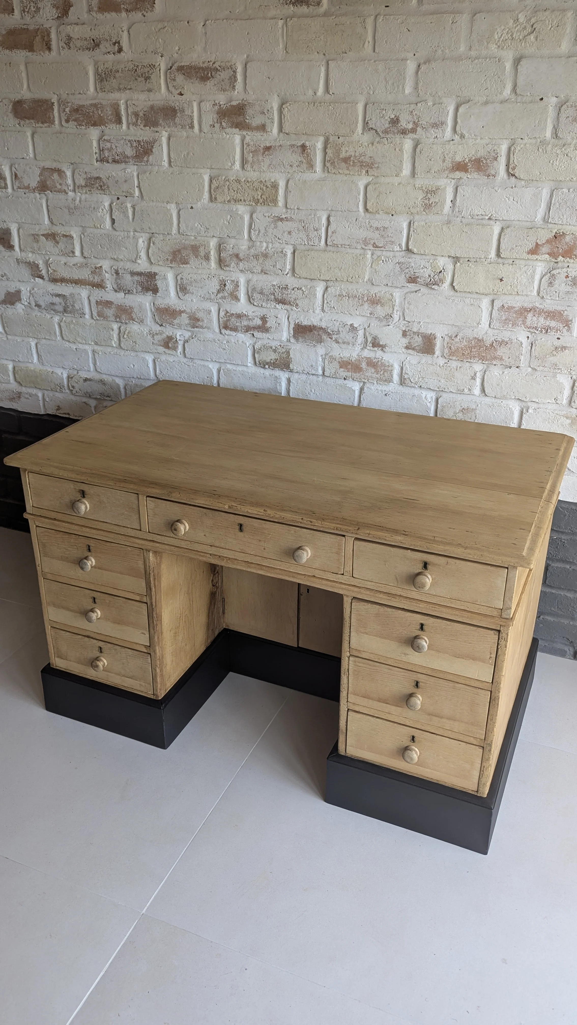 pinedesk1.jpg