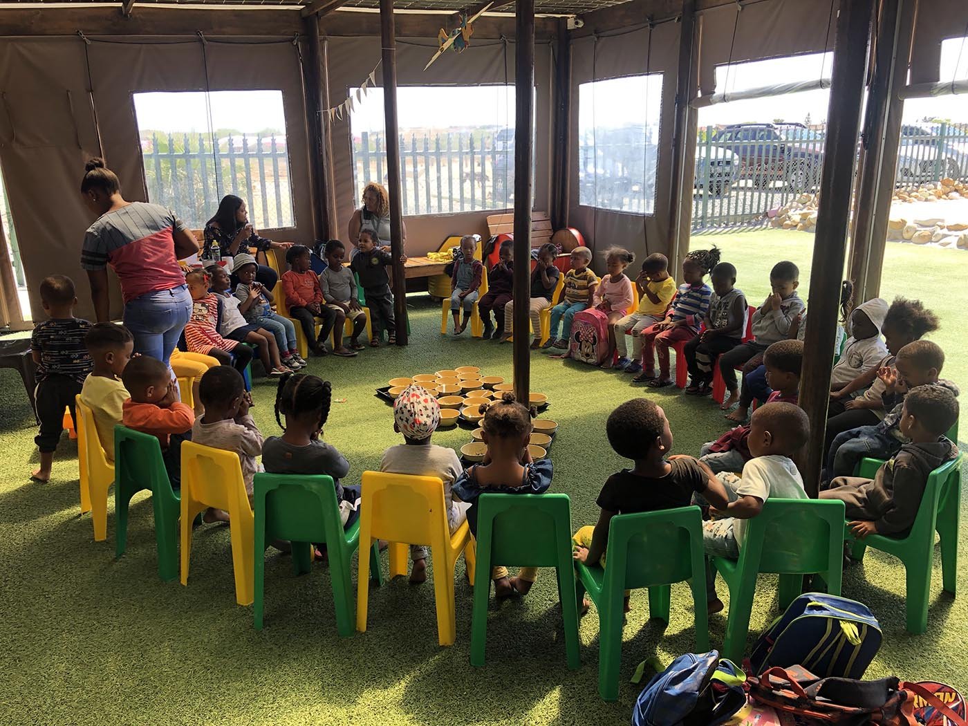 Die Kinder aus den angrenzenden Quartieren dürfen hier im HOSA-Center am Morgen eine betreute Zeit verbringen und bekommen am Mittag eine (sehr) einfache Mahlzeit