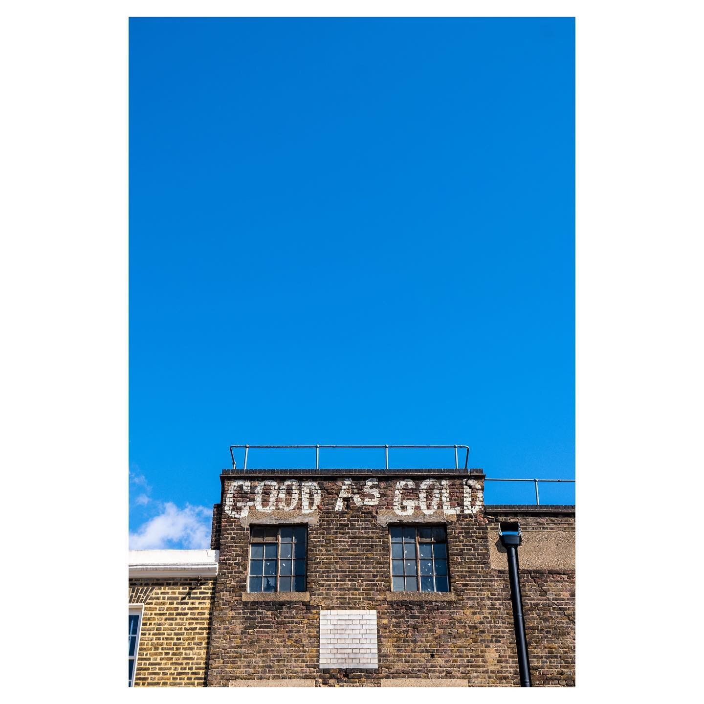 The Fifteen Minute Series
-
Good As Gold. 
-
Another image from my Fifteen Minute Series. My documentary series to capture the unique world that is Bankside. 
-
I'll be exhibiting this images at @banksidehotel with @degreeart until June as a work in 
