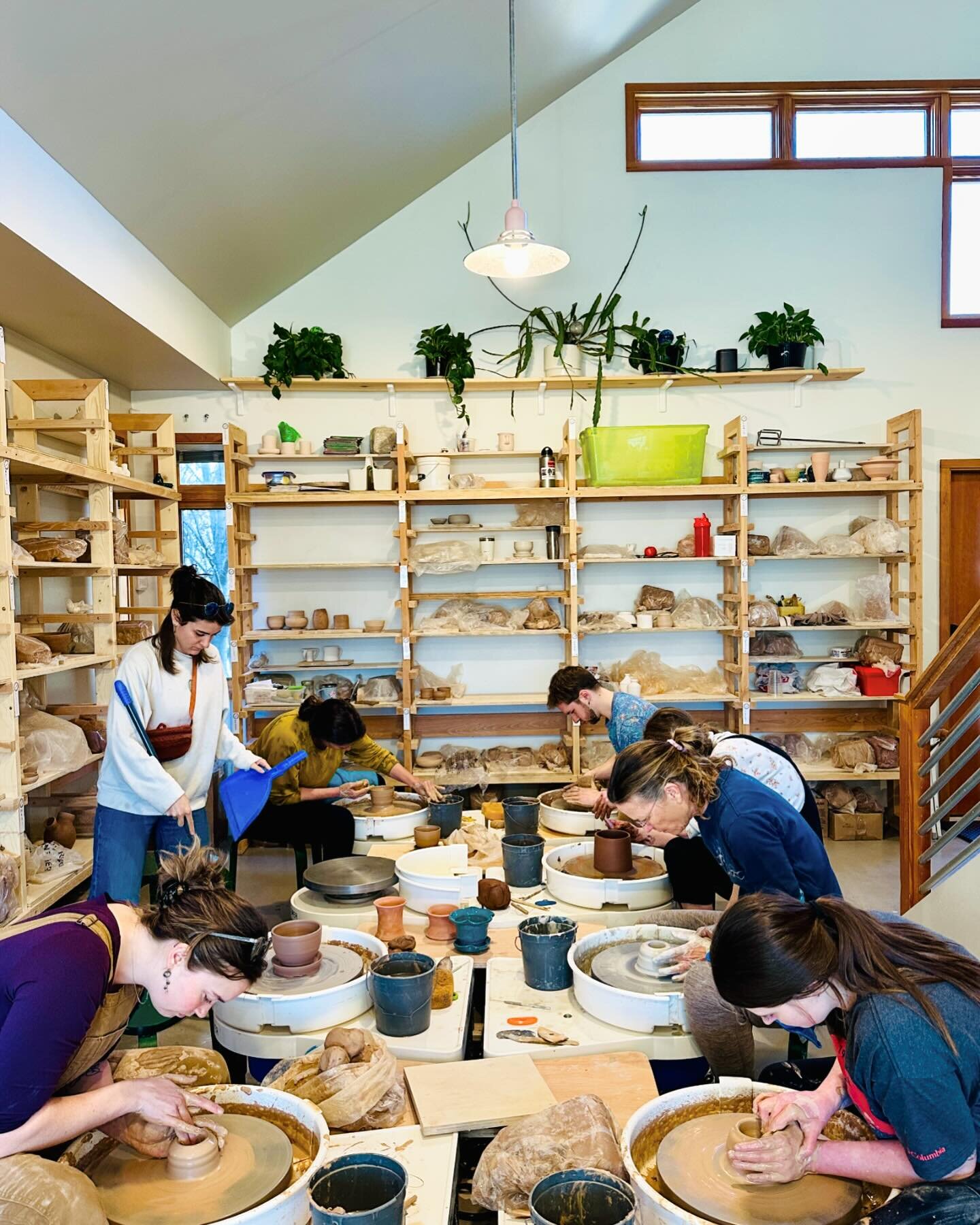 Come make pots with us in our cozy studio! Classes are posted for the April/May session, and we have some great opportunities to learn from the talented @courtneymurphyceramics , @amyyorkceramics , and @chriscookskilns &hellip;

Get &lsquo;em while y