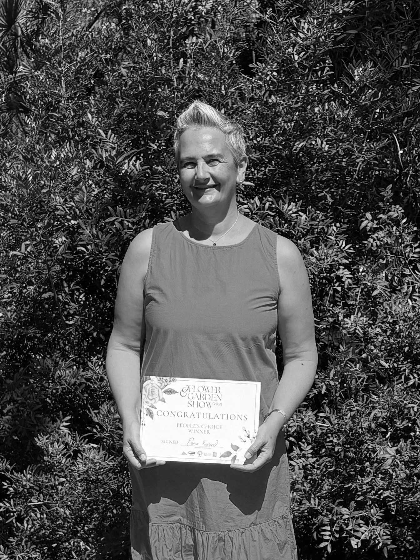 Elodie Garden Designer Lisboa holding the award received for Intemporel (Timlessness)