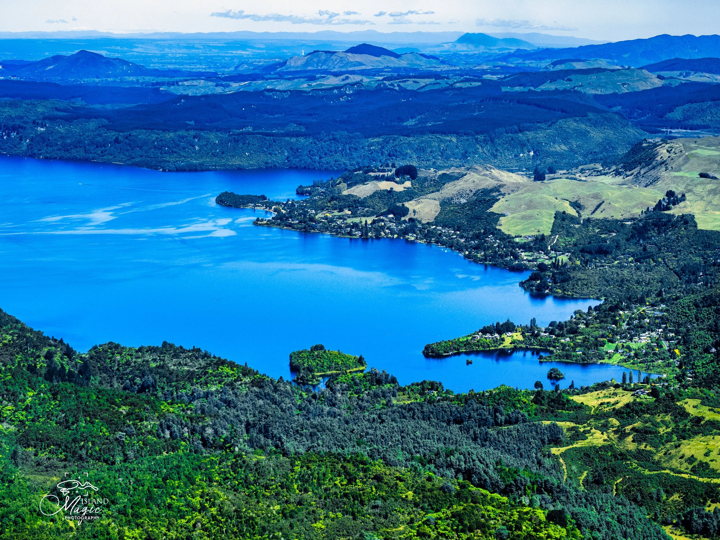 Lake near Rotorua 3150028-.jpg