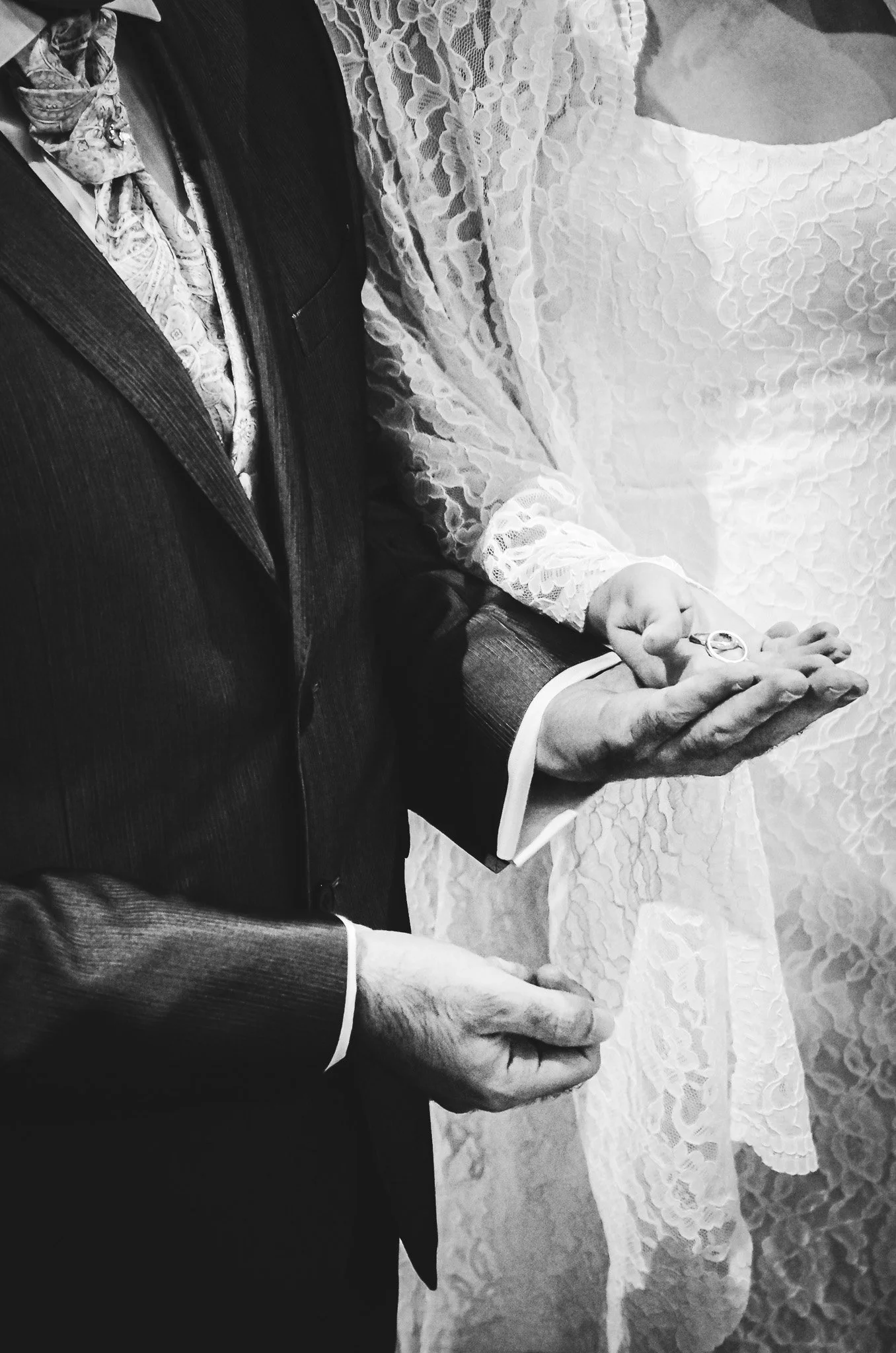 Bridal couple holding the rings
