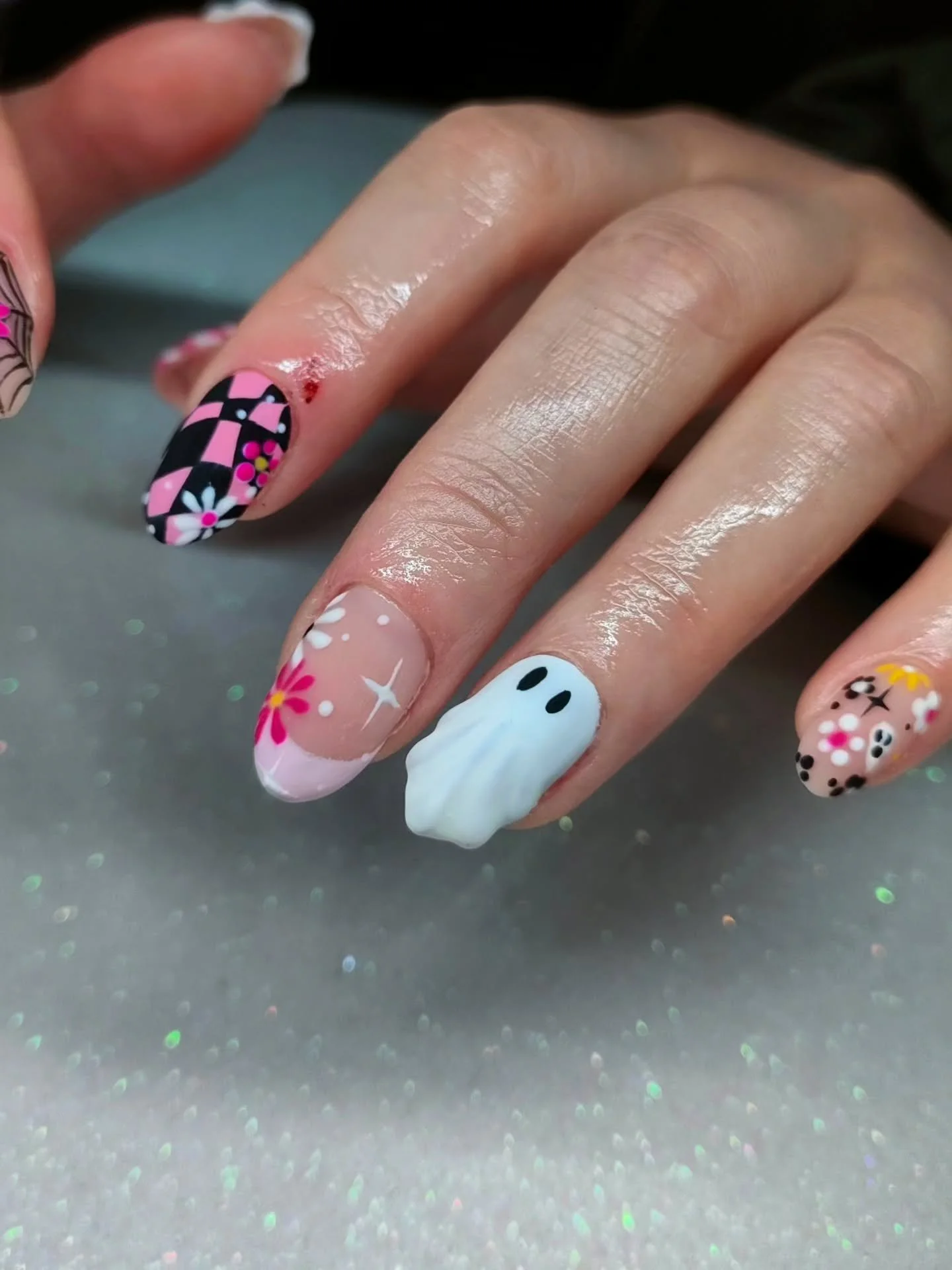 in case you missed the memo, #pinkspooky is now trending 👻 

...at least, over here it is 🥹🫶🏼

the lil ghostie !! has ! my !! heart !!! !

PS: this is hand-painted using all @designer_nails_distribution products - pro techs can use my code SERENA