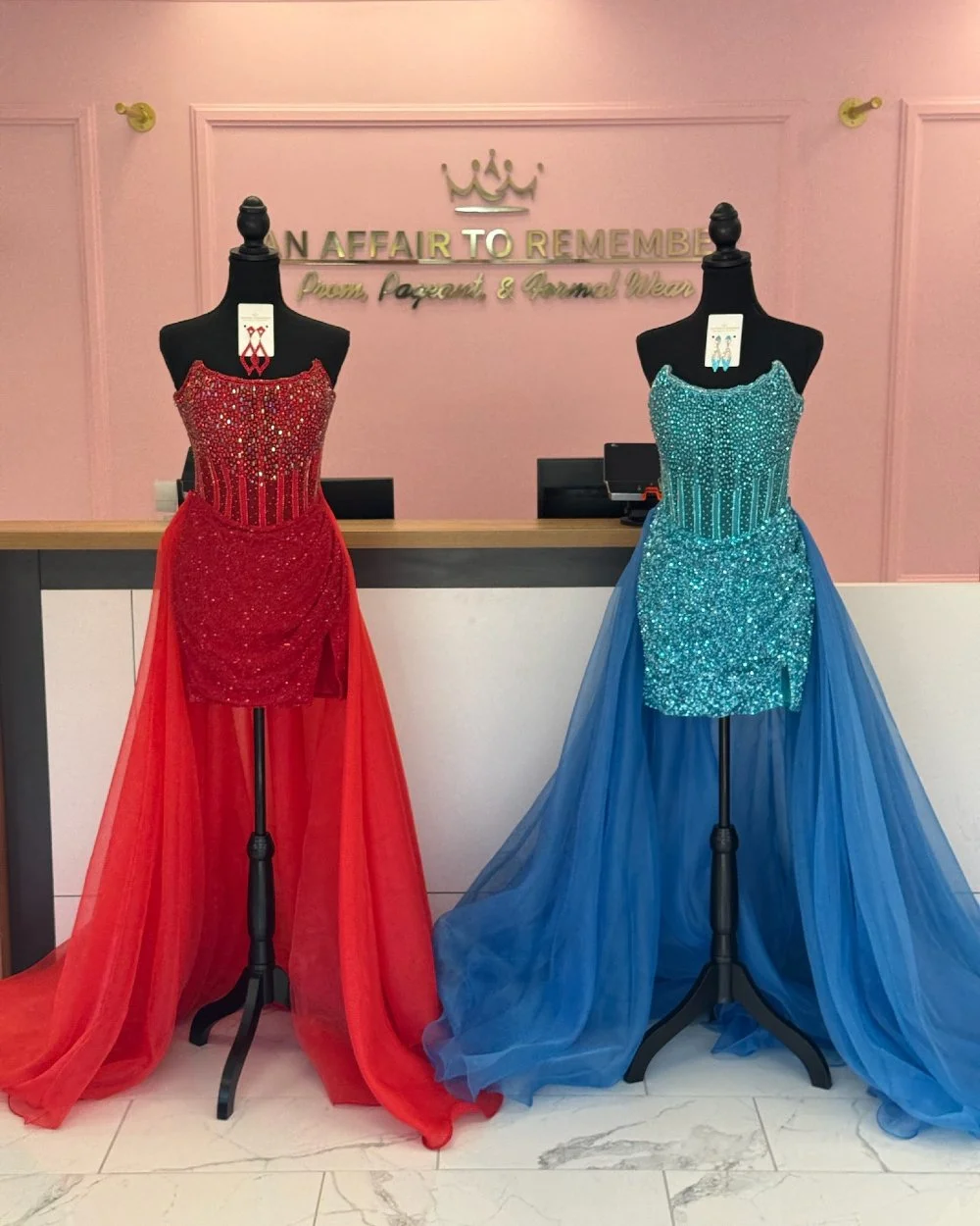 Fiery Red ❤️(size 4)or Dreamy Peacock 💙 (size 10). Which one matches your vibe?

Both are AshleyLauren paired with separate overskirts giving you multiple looks with one dress. Perfect for the girl who loves a little drama and a lot of sparkle.

Dro