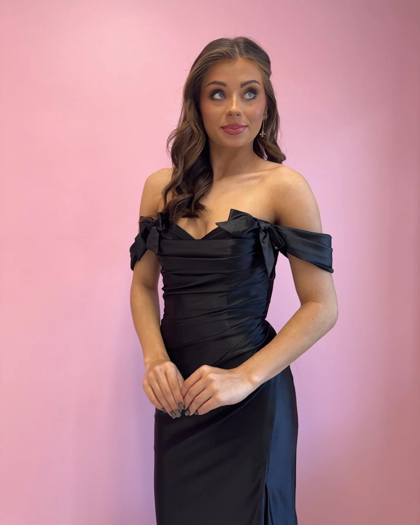 A little black dress&hellip; but make it prom queen energy. 👑🖤

Ava Presley&rsquo;s signature fit + off-shoulder bows = a timeless, sophisticated moment.

✨ Black in Sizes 2 &amp; 12 
✨ Royal blue in Sizes 18 &amp; 4

Find your dream dress at An Af