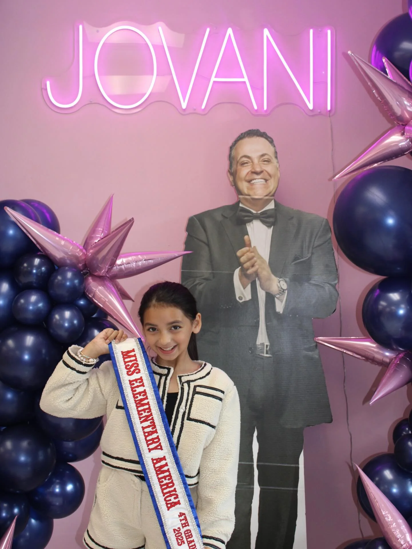 She&rsquo;s runway ready!✨🩷🛍️

Swing by to see @misselementaryamerica work it tonight!✨🛍️🩷🎀

#jovani #misselementaryamerica #aatrnc