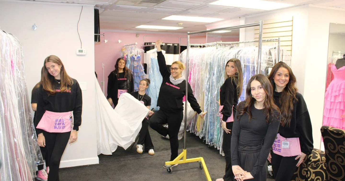 Behind the scenes with our MVP stylists!🖤🤍

Come spend your Super Bowl sunday with us and find the perfect dress!✨🤍

#superbowl #aatrnc #sherrihill #jovani #ashleylauren