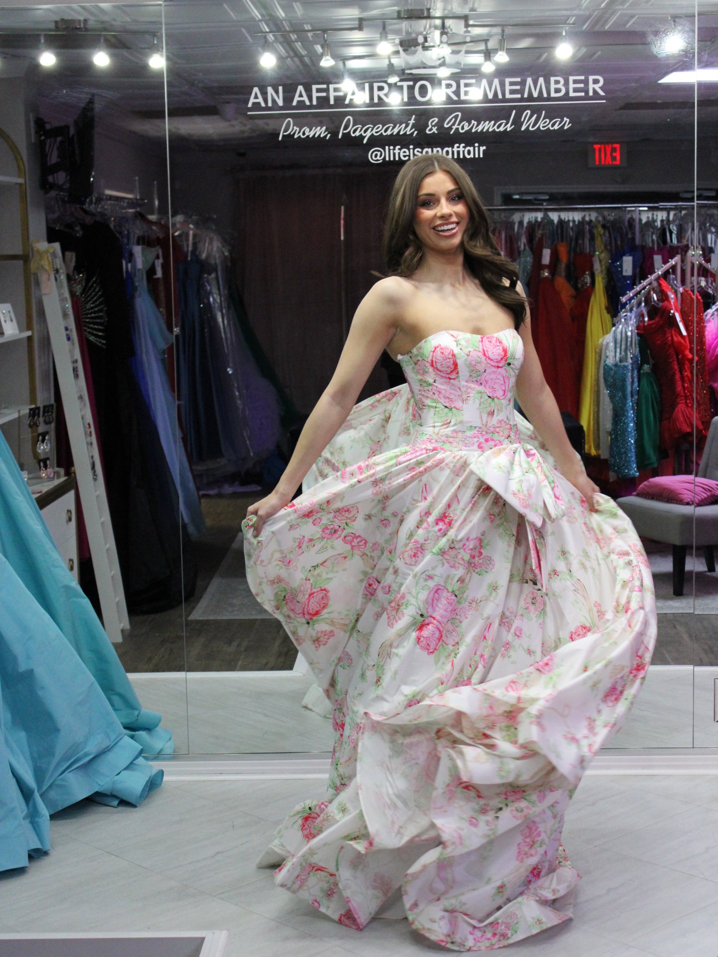 A glimpse of spring🌷🎀🌸 Soft florals, effortless elegance🤍💚

#prom #floraldress #aatrnc #prom26 #spring