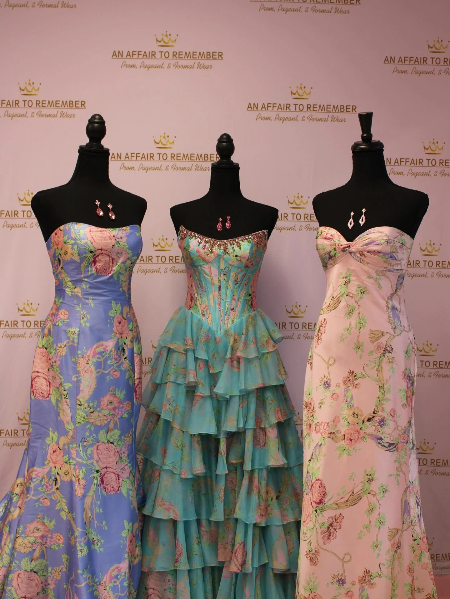 The pattern of the season!🌷🎋💐

Come shop with us to find the perfect dress!🩷✨🌷

#sherrihill #prom #promdress #pattern #aatrnc