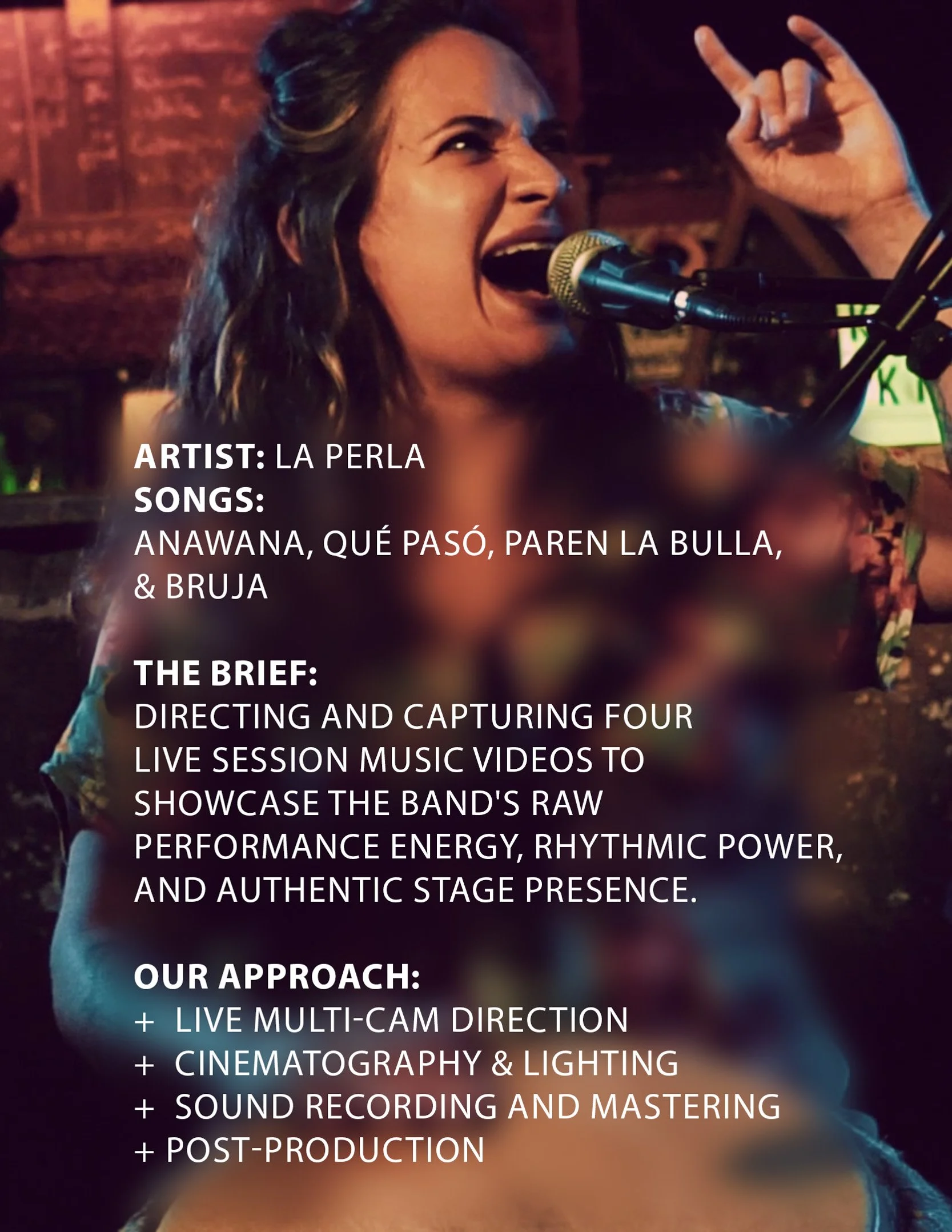 Eine singende Frau bei einer Live-Performance vor einem dunklen Hintergrund, die mit Leidenschaft singt, mit Textüberlagerung auf Englisch und Deutsch über die Musikproduktion und künstlerische Herangehensweise.