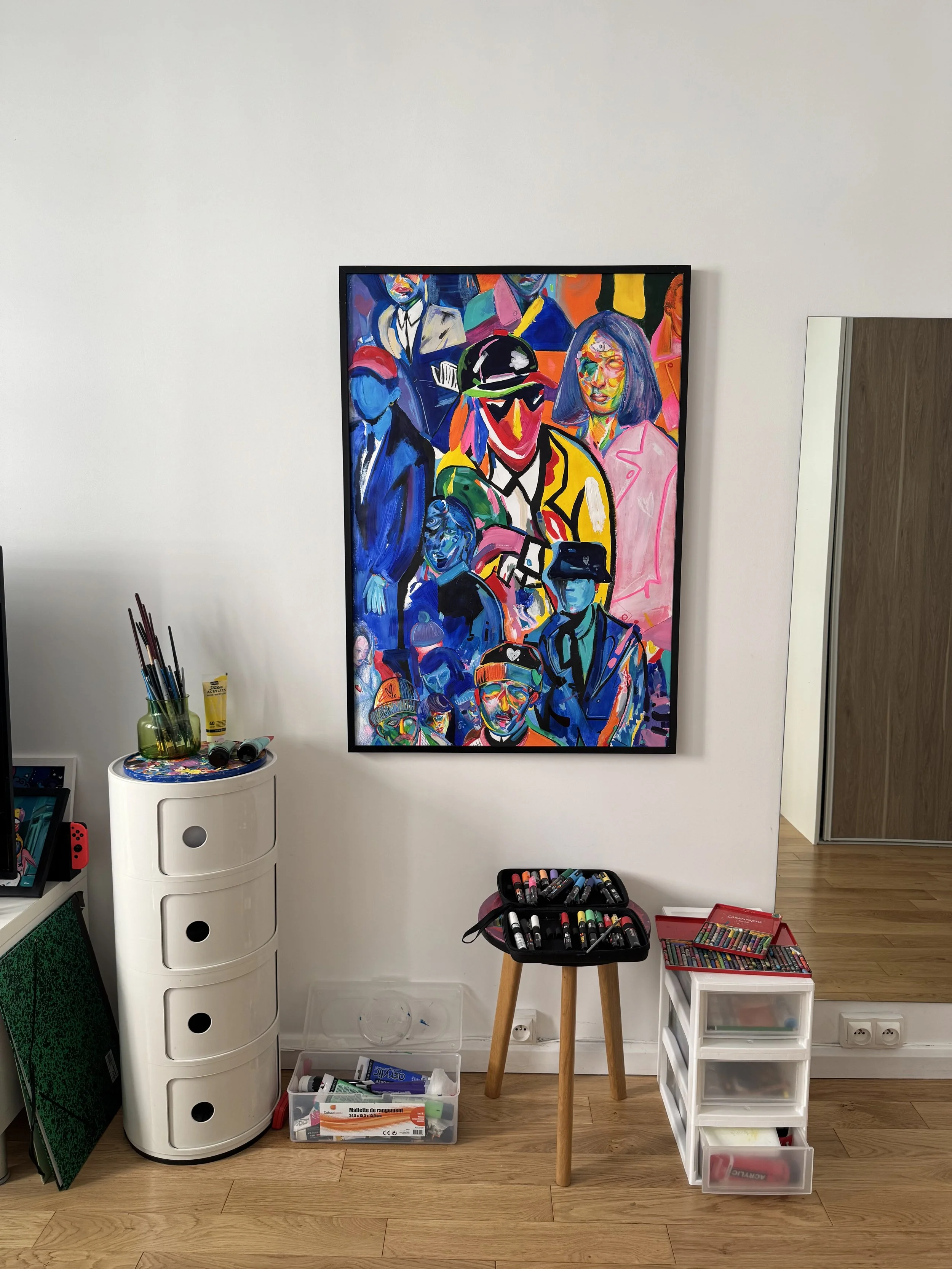 Œuvre contemporaine expressive de Crown* présentée accrochée au mur