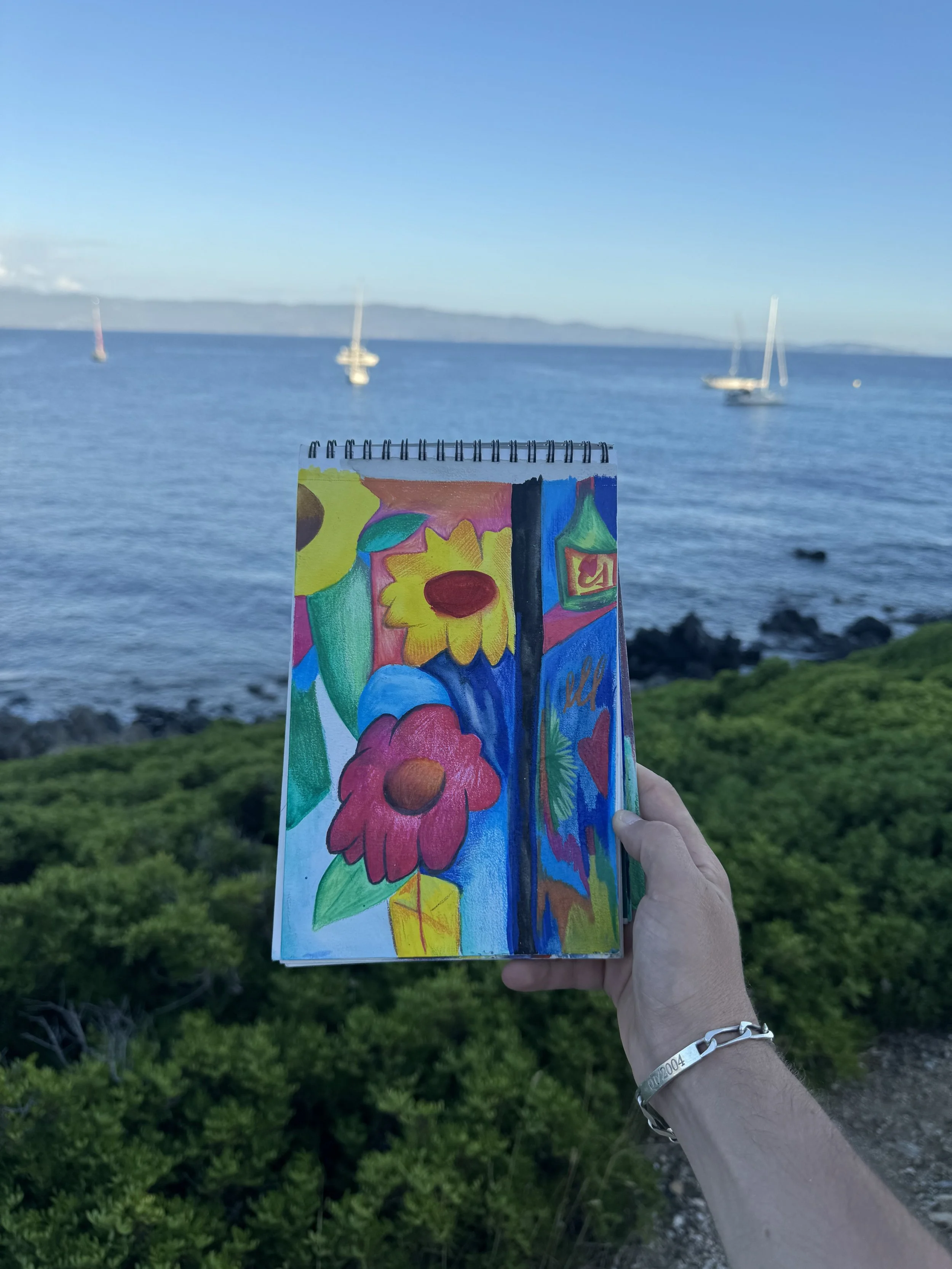 Œuvre contemporaine florale de Crown* présentée dans la main de l’artiste