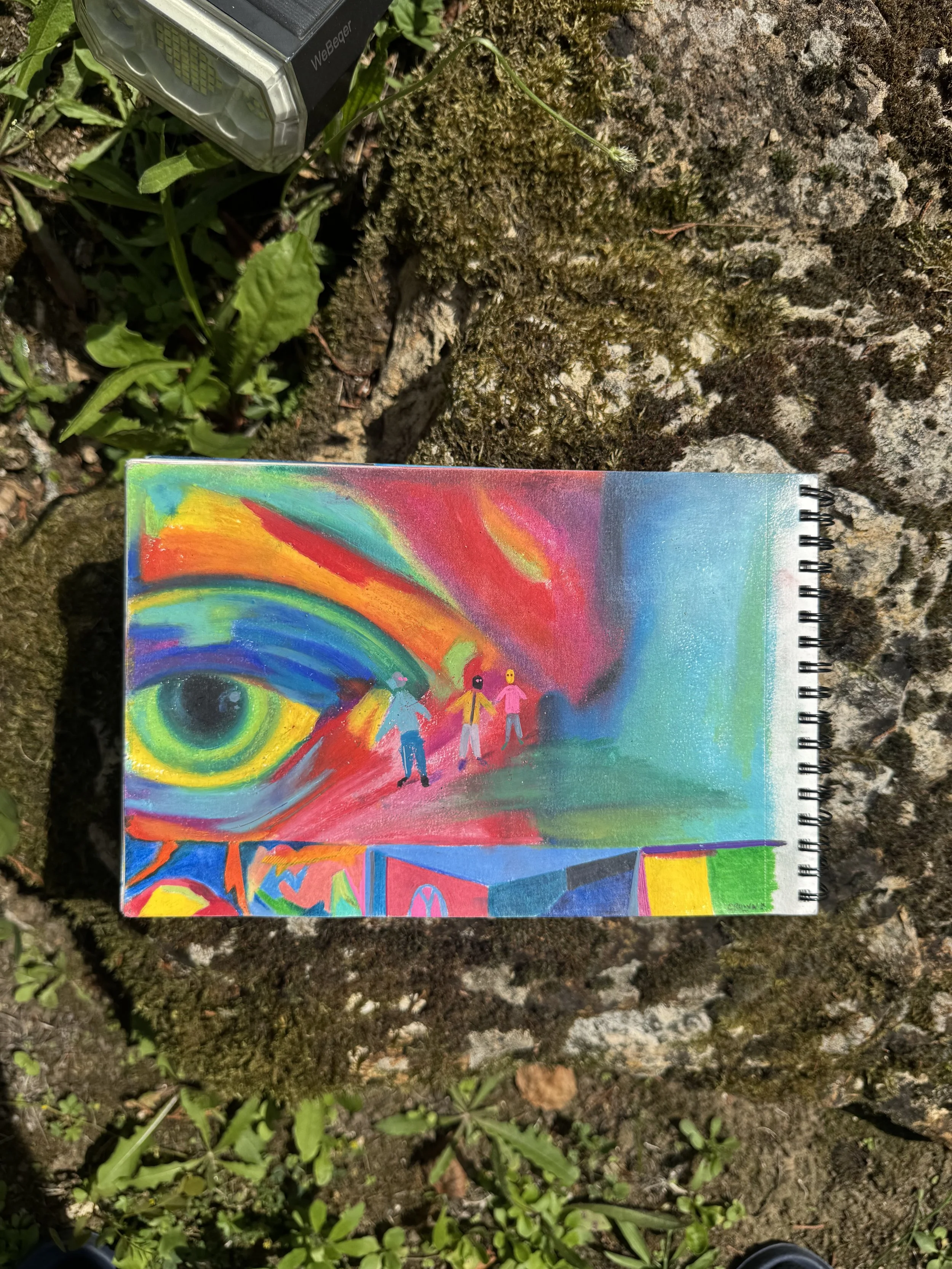 Détail d’un œil expressif réalisé aux crayons de couleur dans une œuvre contemporaine de Crown*