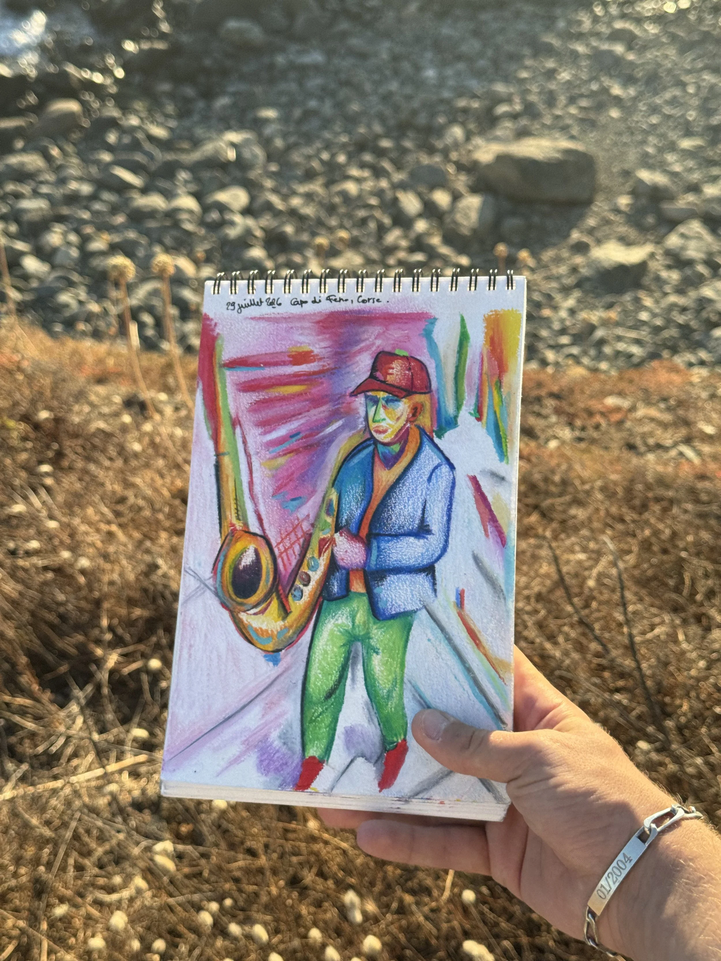 Œuvre contemporaine représentant un jazzman présentée dans la main de l’artiste