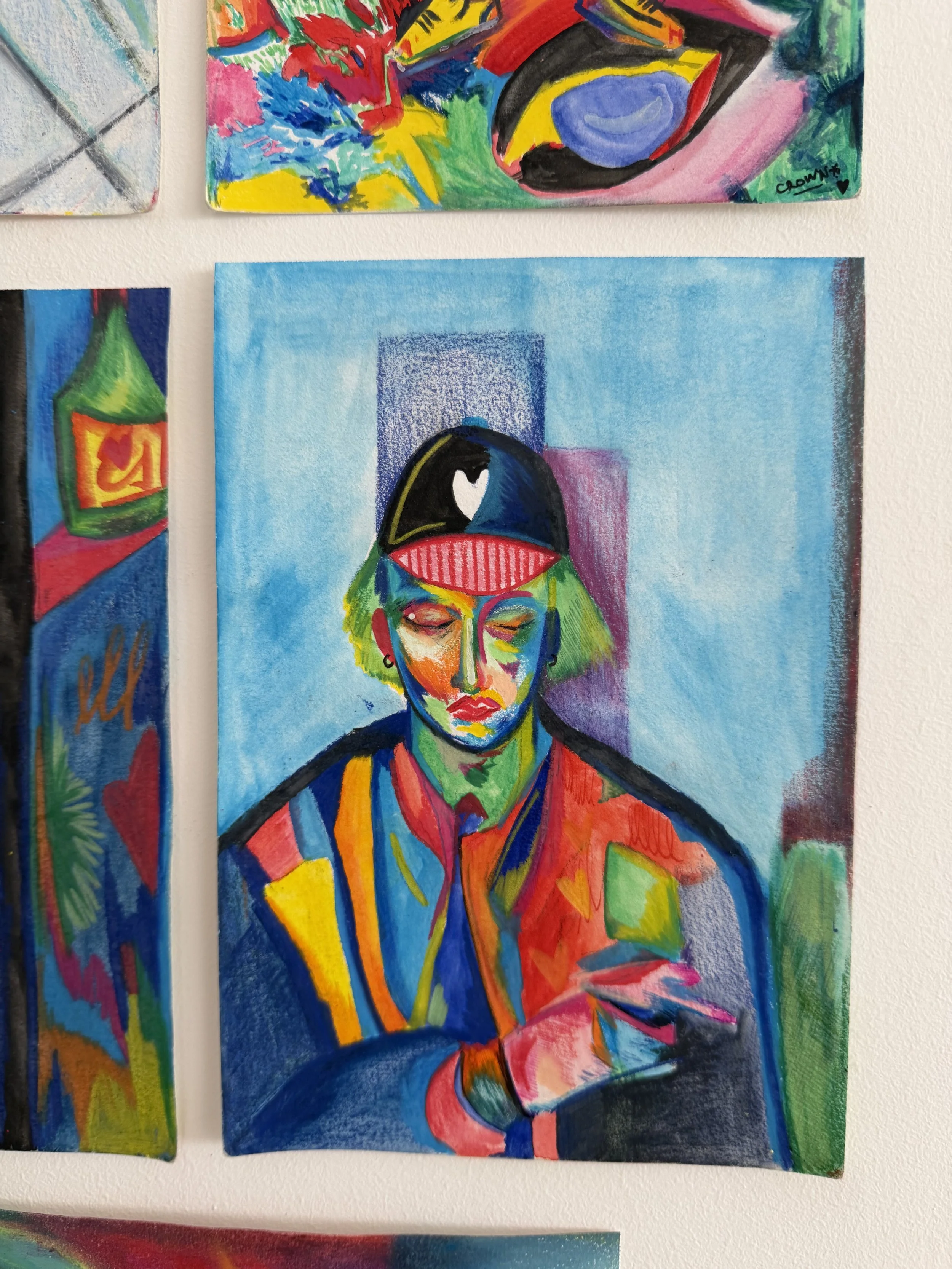 Œuvre contemporaine colorée d'un personnage fumant une cigarette par Crown* présentée accrochée au mur