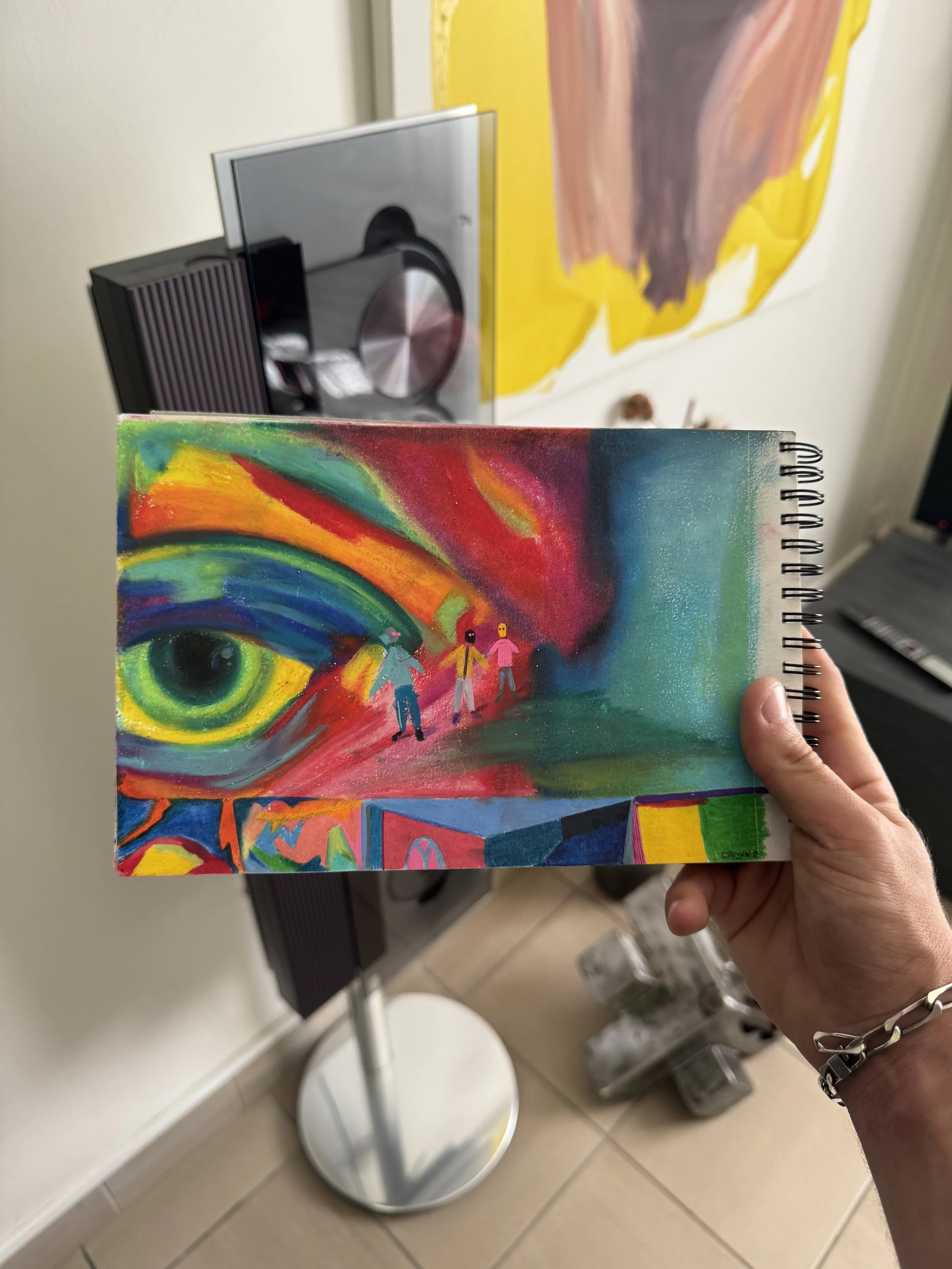 Œuvre contemporaine colorée de Crown* présentée dans la main de l’artiste