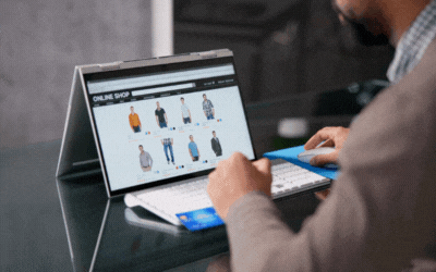 Personne utilisant un ordinateur portable pour faire du shopping en ligne