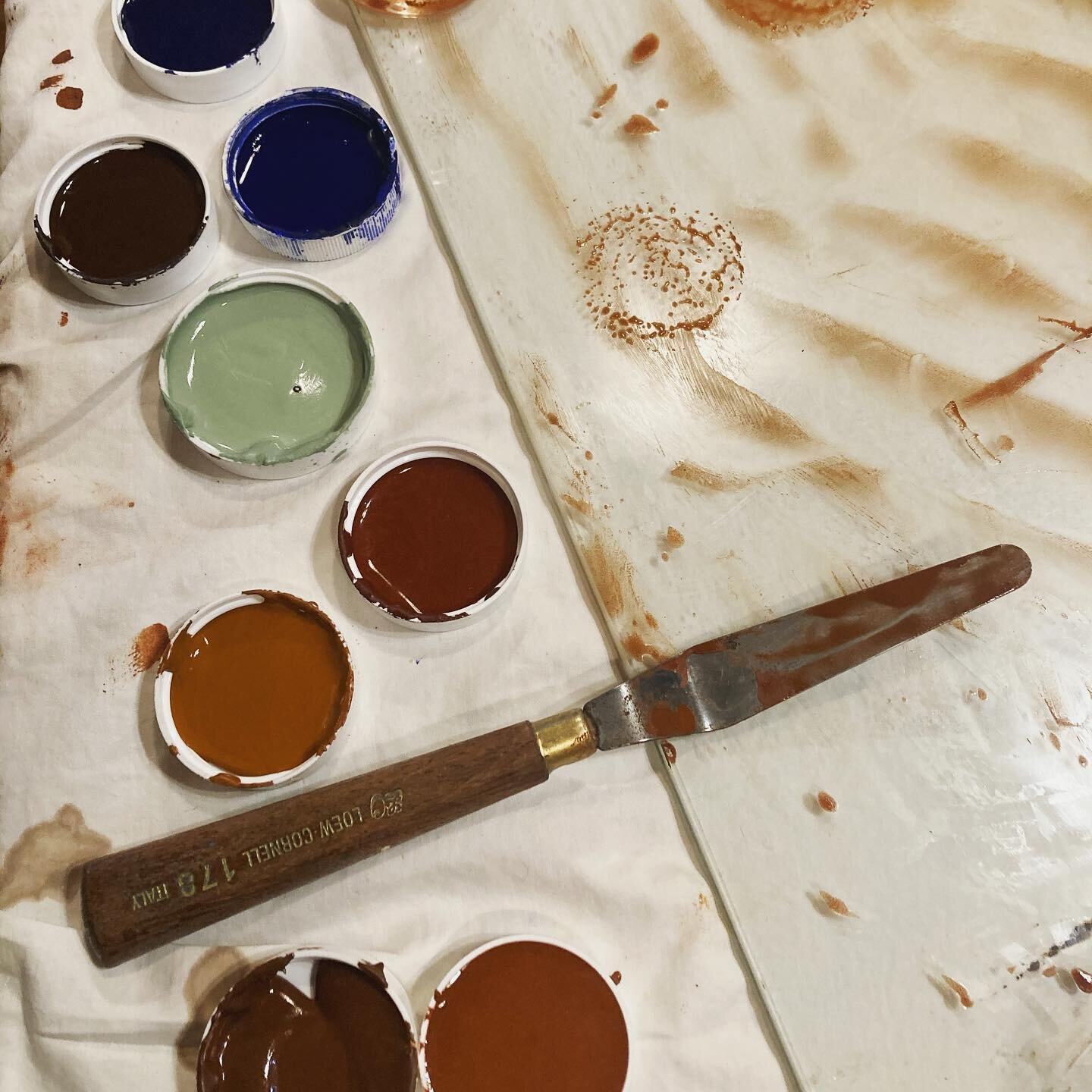 Spent the afternoon making watercolors from @naturalearthpaint and rocks I foraged (bottom two). Excited for the paintings these colors will create.