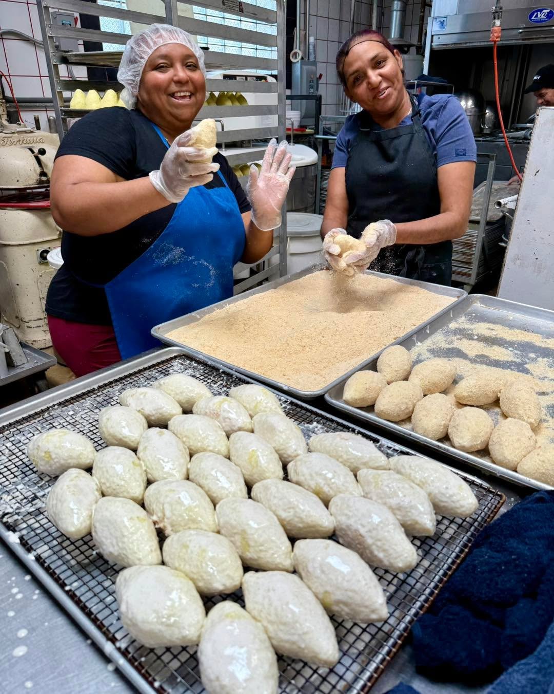 Golden, crispy, and made with love 💛 Our arancini are handmade right here at Palermo Bakery by our amazing team! Come by and taste the tradition in every bite 🇮🇹
📍7312 W Irving Park Rd, Norridge, IL
📞 708-695-5998
🕗 Monday–Saturday: 8AM&