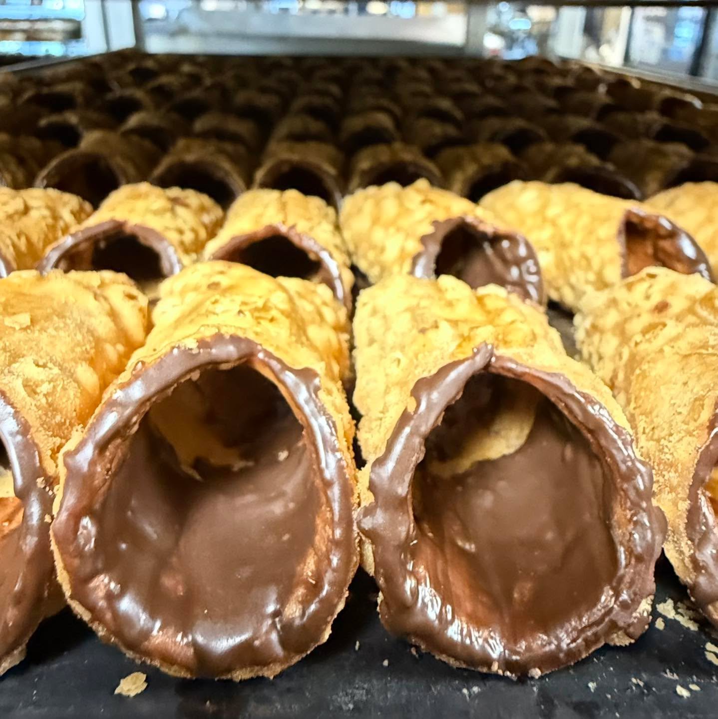✨ Did you know? At Palermo Bakery, you can request your cannoli shells glazed with chocolate on the inside! 🍫 This extra touch helps keep the shells crunchy — perfect for when you’re picking up cannoli the day before your event. Because