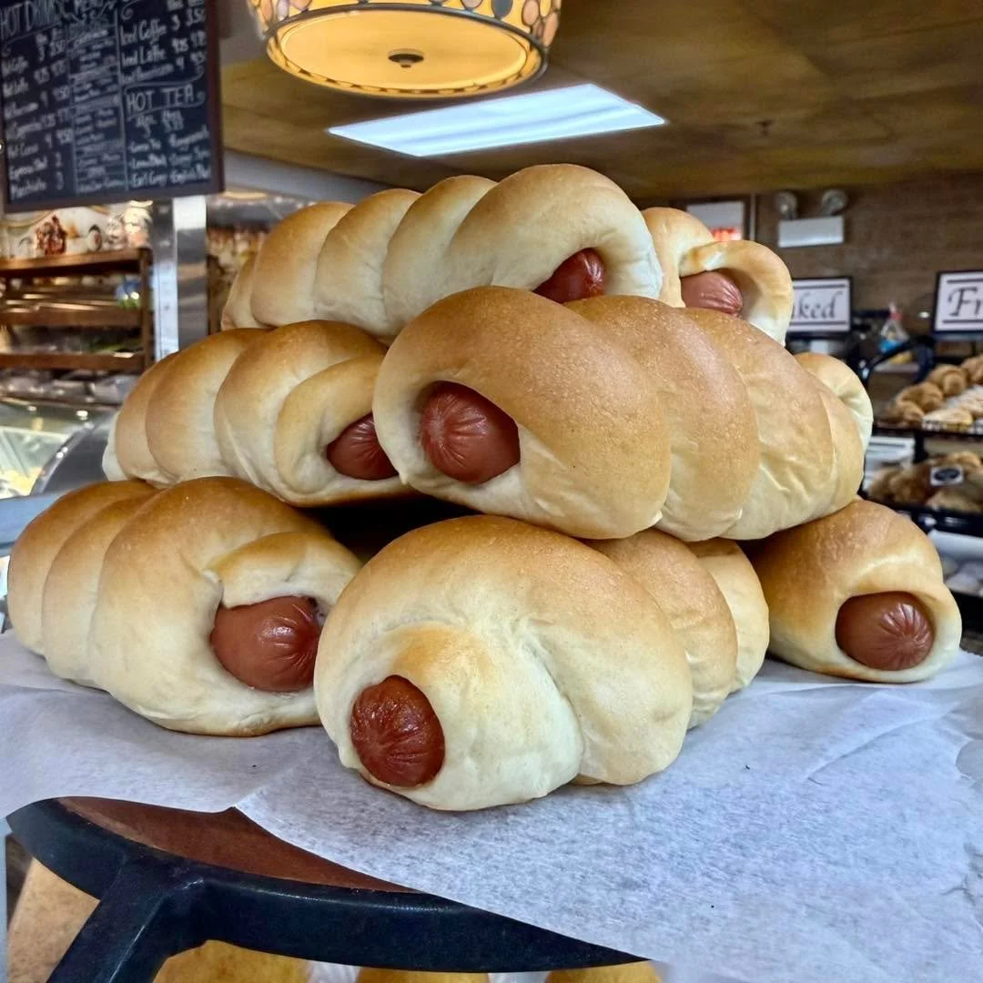 Bringing a little taste of Italy to Norridge 🇮🇹✨
From our hot dog rollo and fresh breads 🥖 to golden focaccia, genovese, and a table full of pizzas 🍕 — everything is baked fresh, with love, the Italian way ❤️
Stop in, say ciao, and take ho