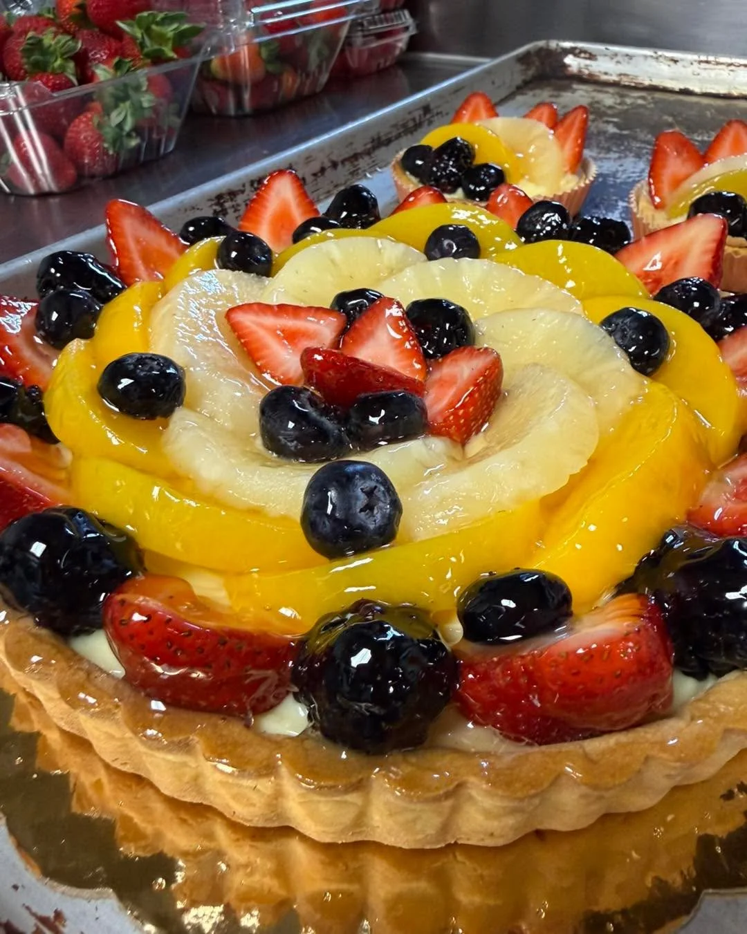 🇮🇹 Fresh, handmade, and straight from our ovens! This weekend’s lineup is packed with your favorites and a few Saturday-only specials you don’t want to miss 👇
✨ Fresh Fruit Tarts bursting with flavor
✨ Freshly filled Mini Cannoli
✨ Th