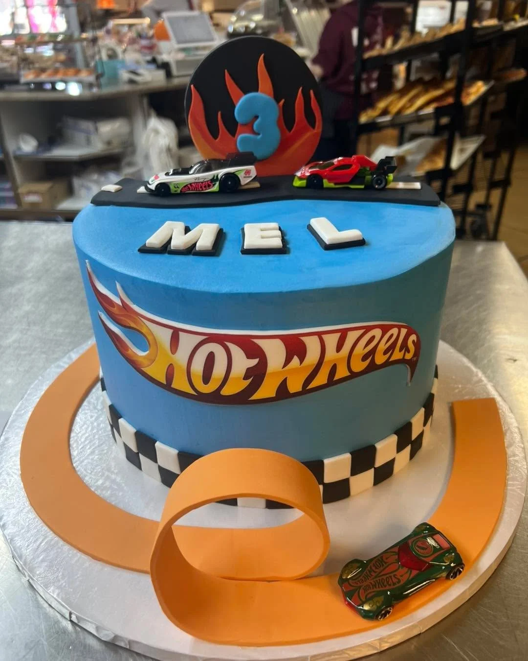 🔥 Start your engines — it’s party time! 🔥
This Hot Wheels cake was made for little Mel’s 3rd birthday, complete with a racetrack loop, cars ready to zoom, and that signature checkered flag finish 🏁🚗💨
🎂 Custom cakes made fresh