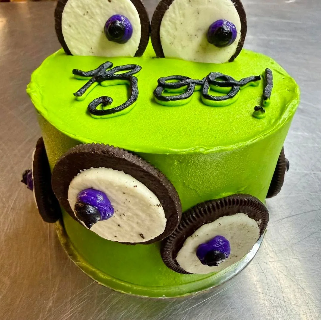🎂🕸️ Bento Cakes for Every Vibe! 🕷️✨
From spooky Halloween designs to birthday-perfect creations, our bento cakes are made fresh, filled with delicious layers inside, and crafted for any occasion. 🎃🎉
Perfectly shareable, totally Instagram-worthy,