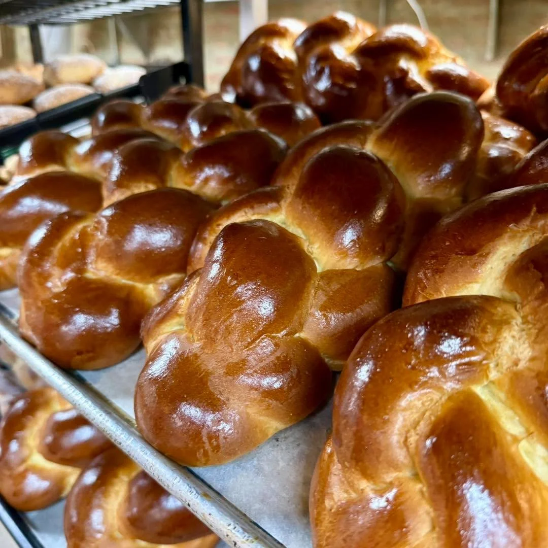 🍞✨ Saturday at Palermo Bakery means all your favorites in one place!
Here’s what’s fresh this weekend:
1️⃣ Challah Bread
2️⃣ Pan de Muerto – Day of the Dead Bread 💀
3️⃣ Semolina Toscanini Baguette
4️⃣ Panelle Sandwich (fried chic