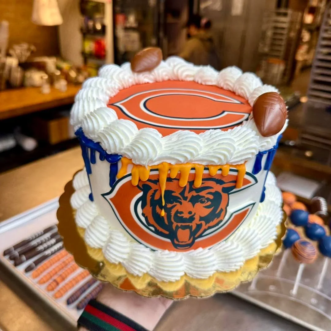 🐻💙🧡
Our Chicago Bears&ndash;themed desserts are here!
We have cupcakes, chocolate-covered pretzels, cake pops, mini cakes, and full-size 7&rdquo; cakes &mdash; perfect for game day or any Bears fan celebration.

This Saturday, January 17, come int