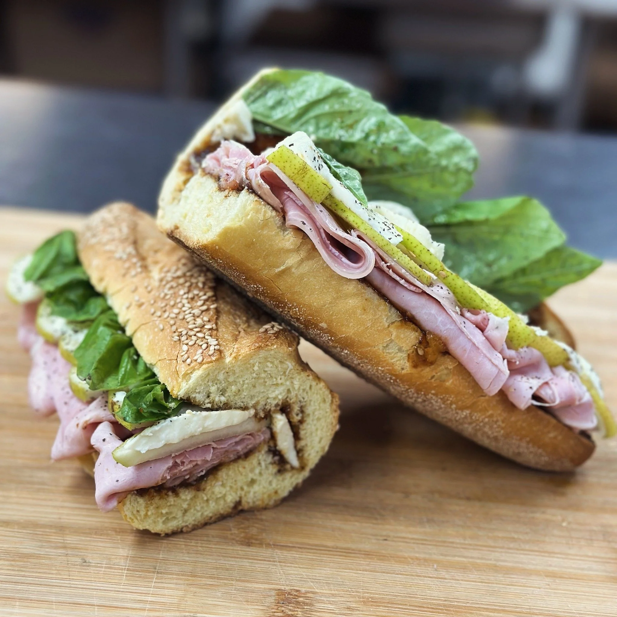 🍎🥖 This Saturday&rsquo;s sandwich is bringing the sweet, salty, and savory all together in the best way 🤌

Meet The Sweet Lil&rsquo; Piggy Sandwich 🐷✨

Made with prosciutto cotto, fresh mozzarella, thinly sliced green apple, pecorino crema, basil