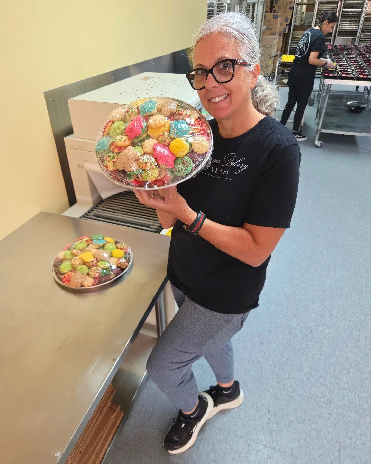 🍪 GUESS THE COOKIE COUNT! 🍪

Think you&rsquo;ve got a good eye? 👀 Paula is holding one VERY full Palermo Bakery cookie tray&hellip; but how many cookies are actually on it? 🤔🍪

Drop your guess in the comments below! 👇

🎉 The FIRST person to gu