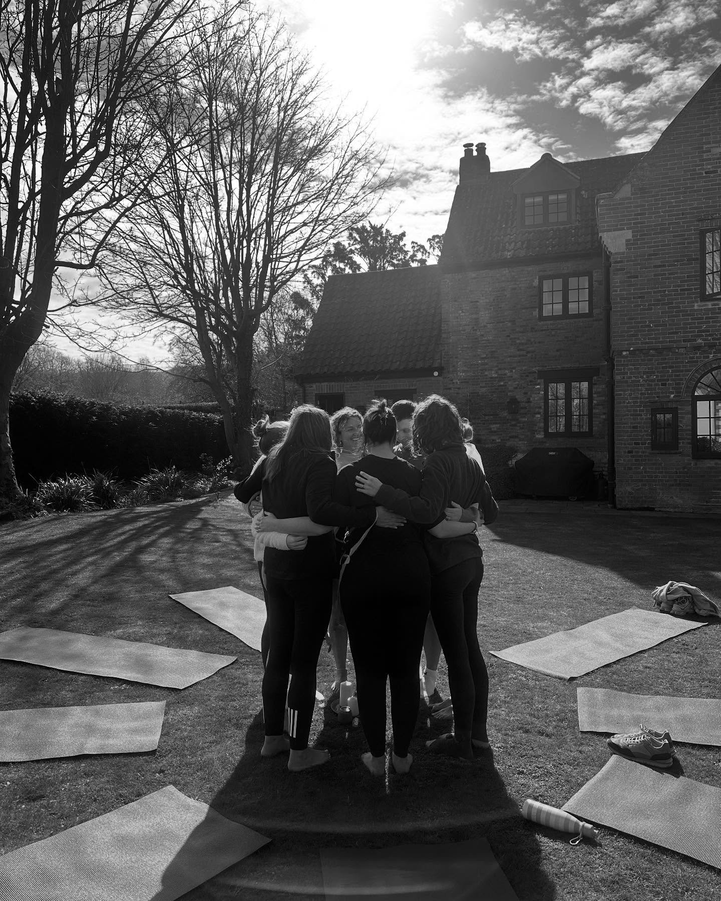 Beautiful moments from Em&rsquo;s circle of support at her Hen weekend. How special it was to facilitate this ceremony 🧡

#henpartyyoga #eventyoga #yoga #yogabristol #yogaretreat #yogaretreatuk #yogaretreatbristol #yogaretreats