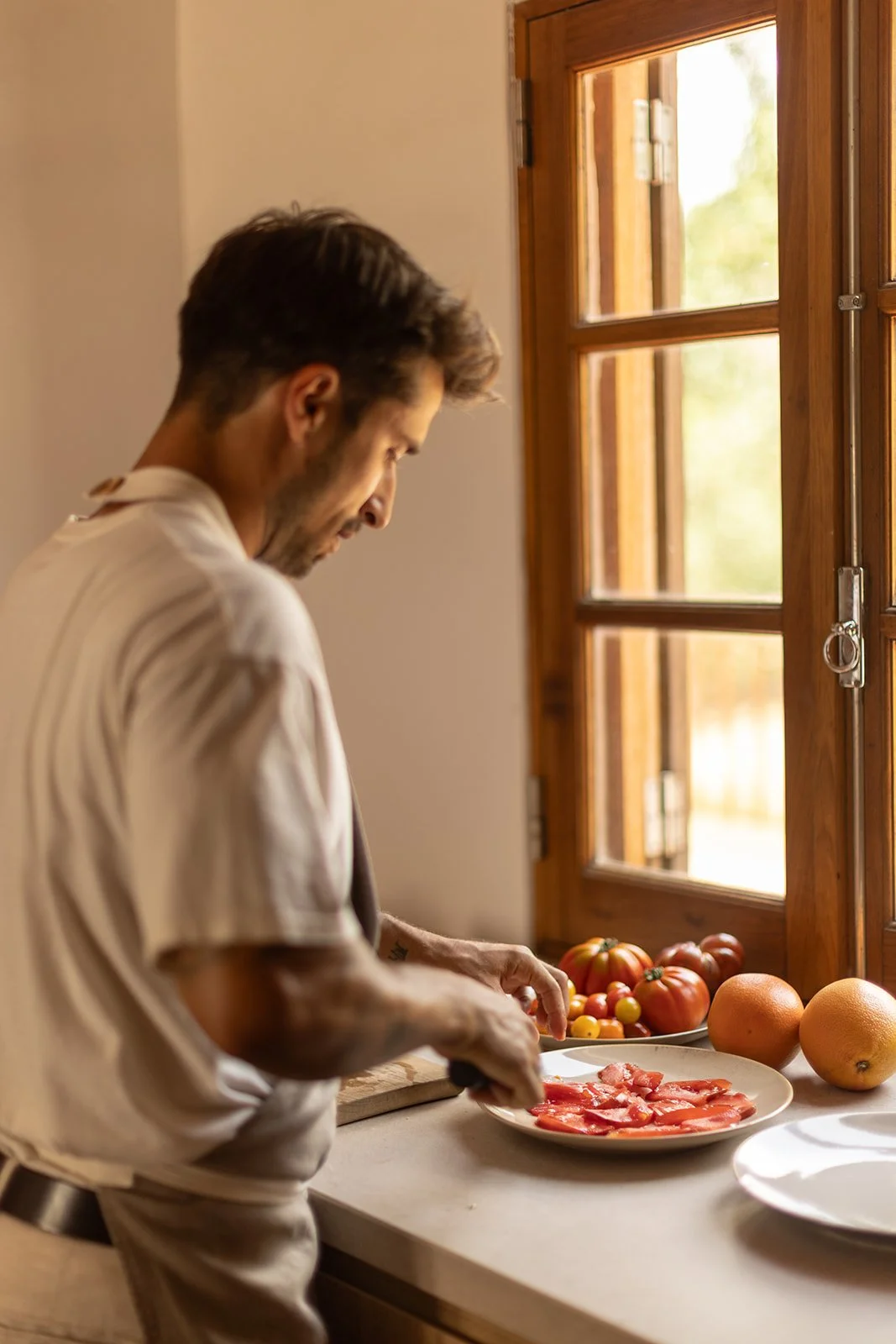 Retreat chef preparing fresh, seasonal meals at Casa de Cura, using nourishing ingredients to create delicious shared dining experiences for a women’s yoga retreat in the Algarve mountains of Portugal.