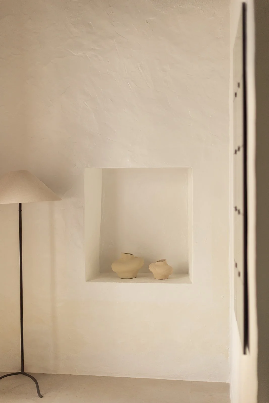 Close-up of decorative ceramic pots displayed in a charming alcove at Casa de Cura, showcasing the rustic Portuguese details and thoughtful design of this peaceful Algarve mountain retreat.