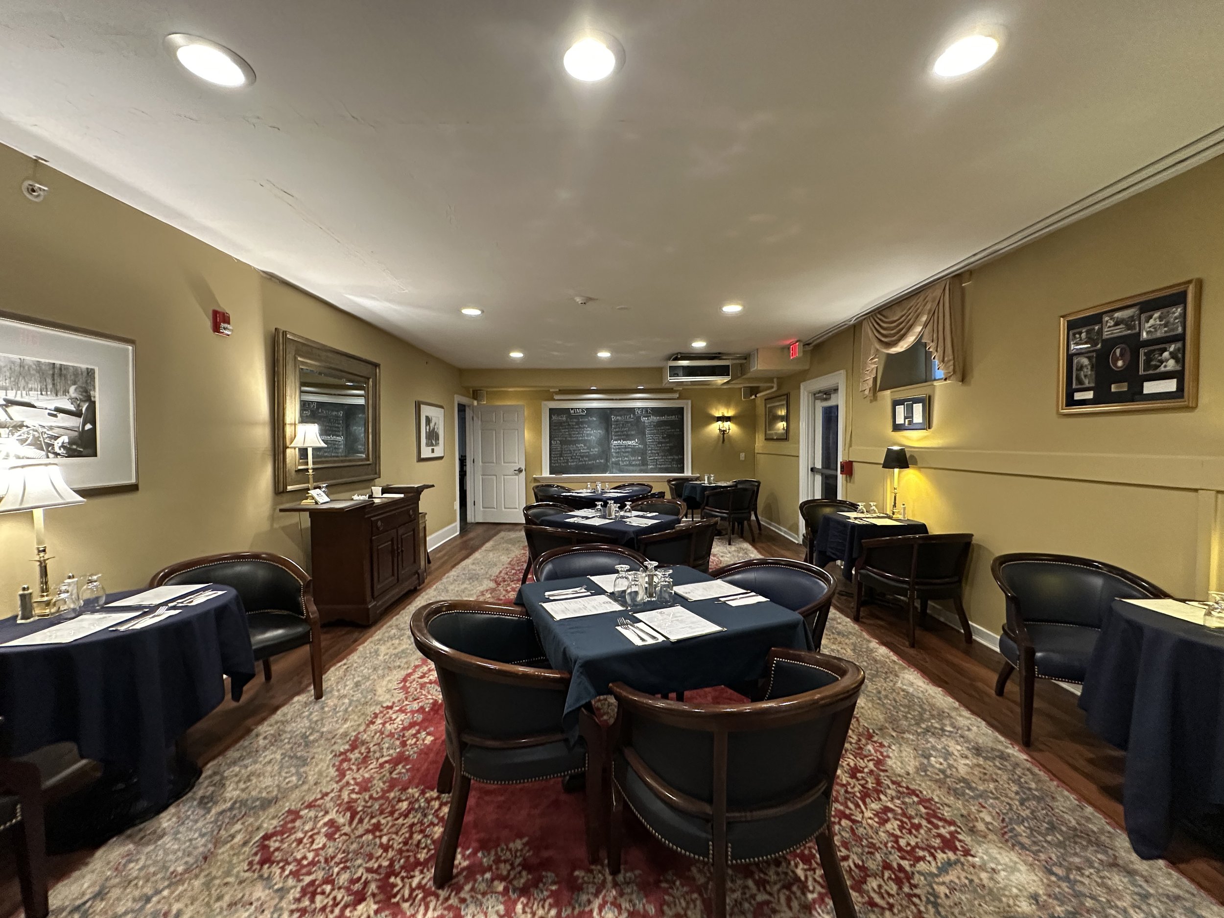 pointe pub dining.jpg
