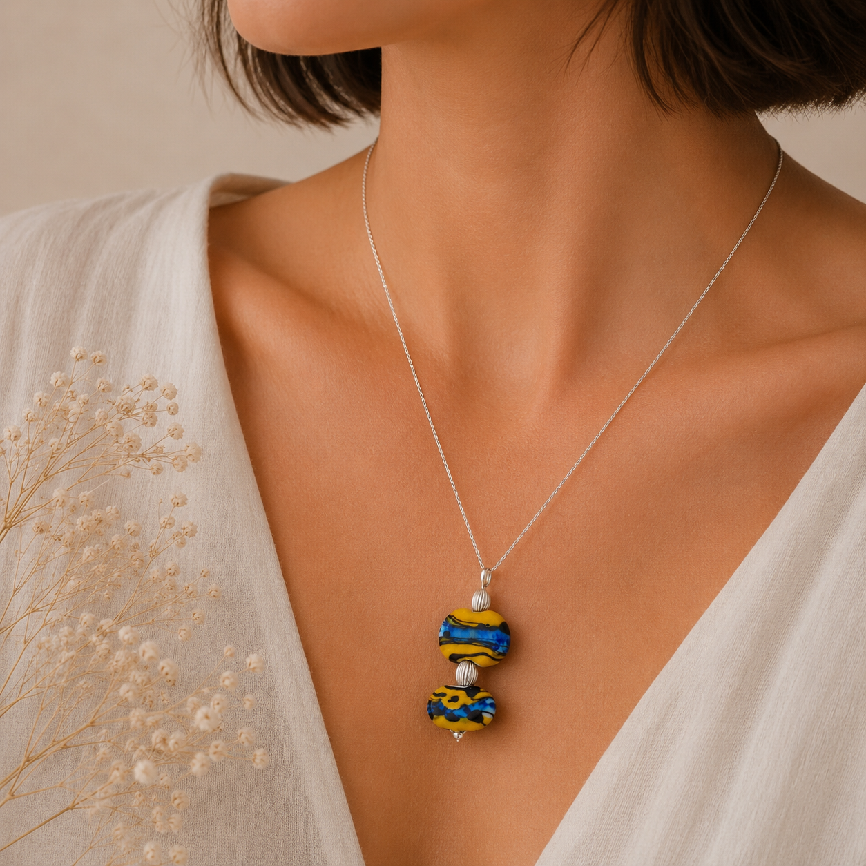 colgante artesanal hecho a mano joyería de vidrio de color amarillo azul brillante y plata de ley