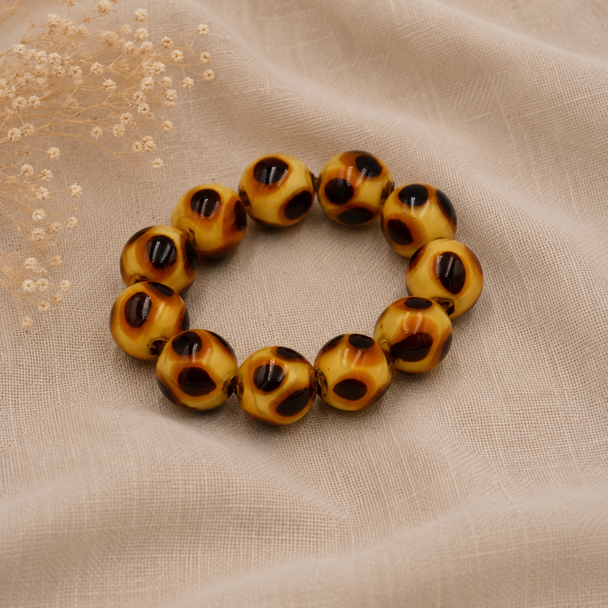 Pulsera Sáhara de vidrio de Murano artesanal y plata de ley inspirada en los cálidos tonos dorados y arenas del desierto.