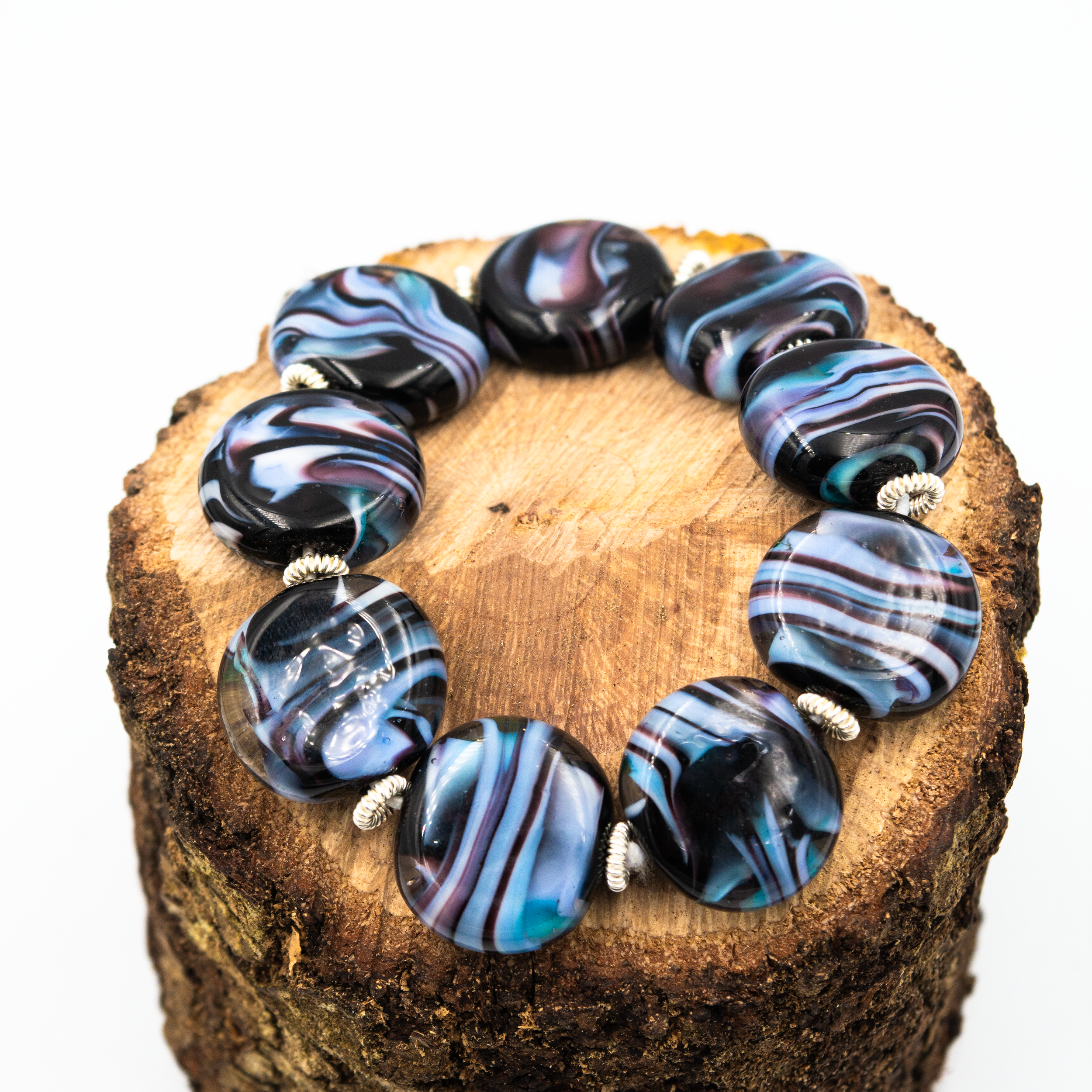 Detalle de pulsera Iris hecha a mano en vidrio de Murano con matices únicos y plata de ley.