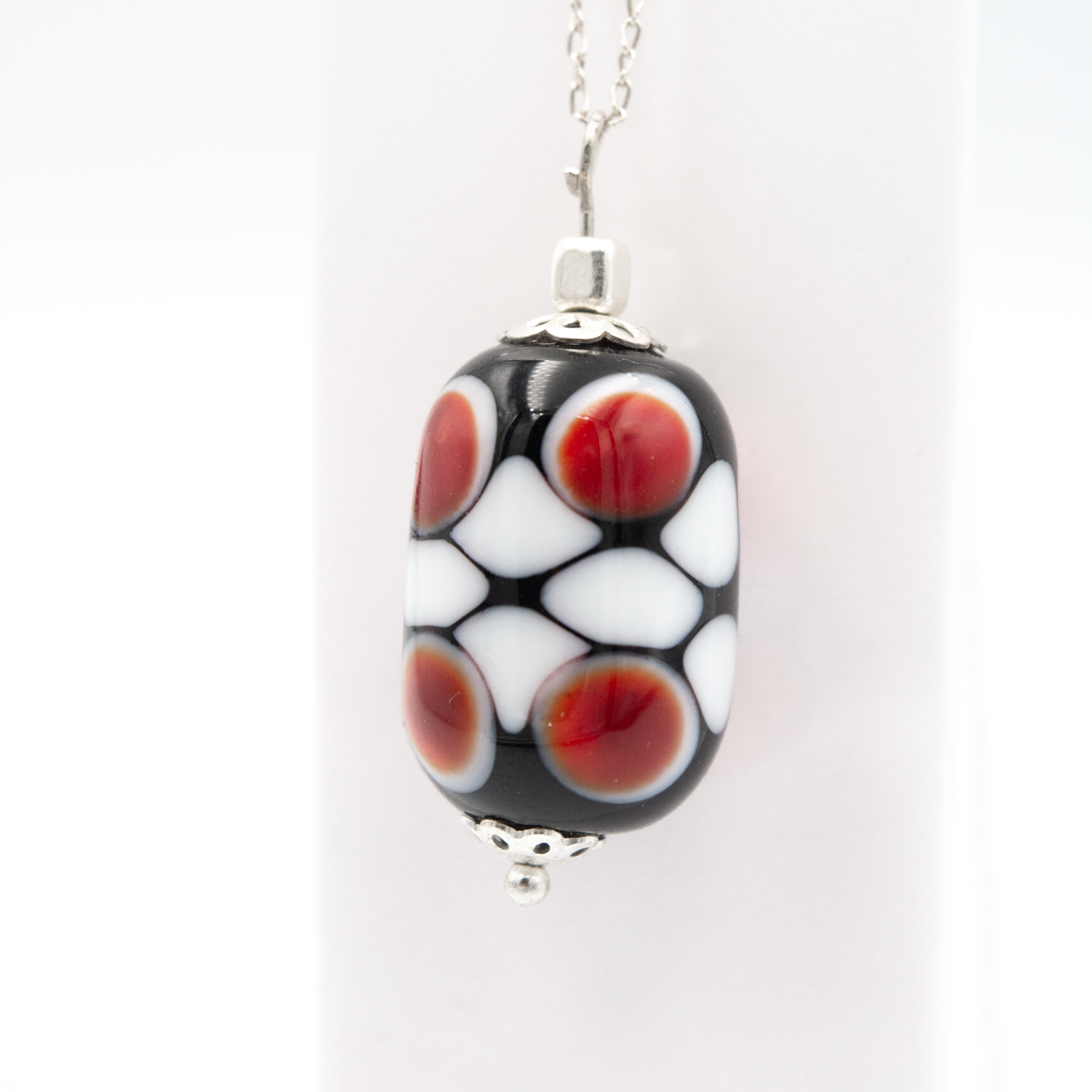 colgante artesanal hecho a mano joyería de vidrio de color rojo y plata